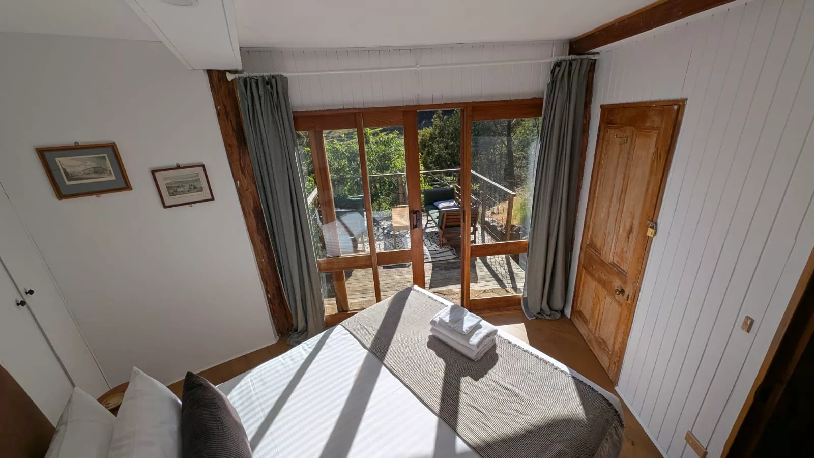 Im Untergeschoss des Ferienhauses in Ridgeway (Hobart) sind zwei Schlafzimmer und das Badezimmer
