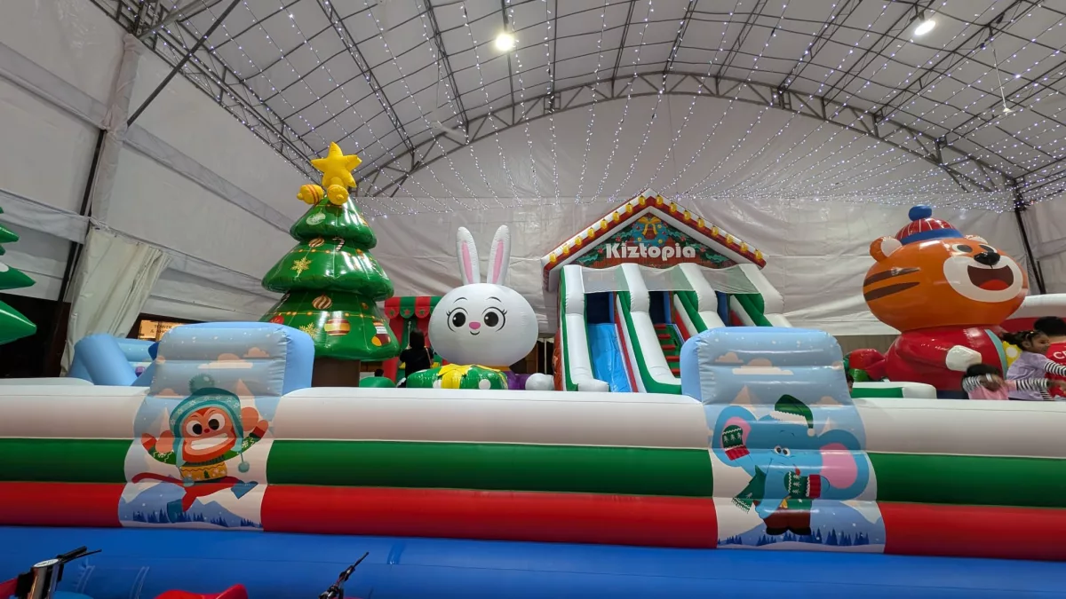 Drinnen gibt es Karussells, Hüpfburg und Jahrmarktbuden Drinnen gibt es Karussells, Hüpfburg und Jahrmarktbuden