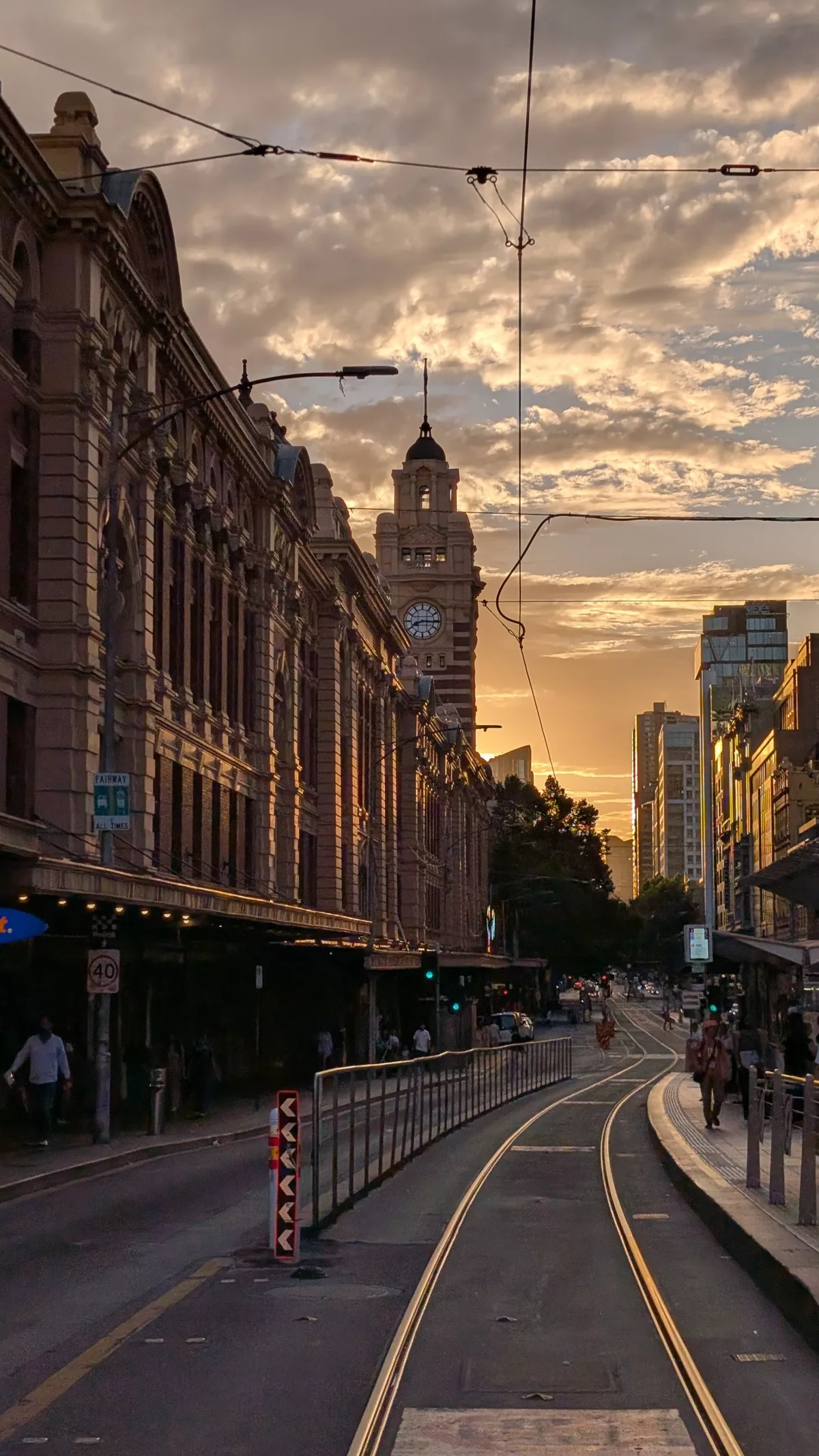 Abendspaziergang durch Melbournes CBD bei Sonnenuntergang