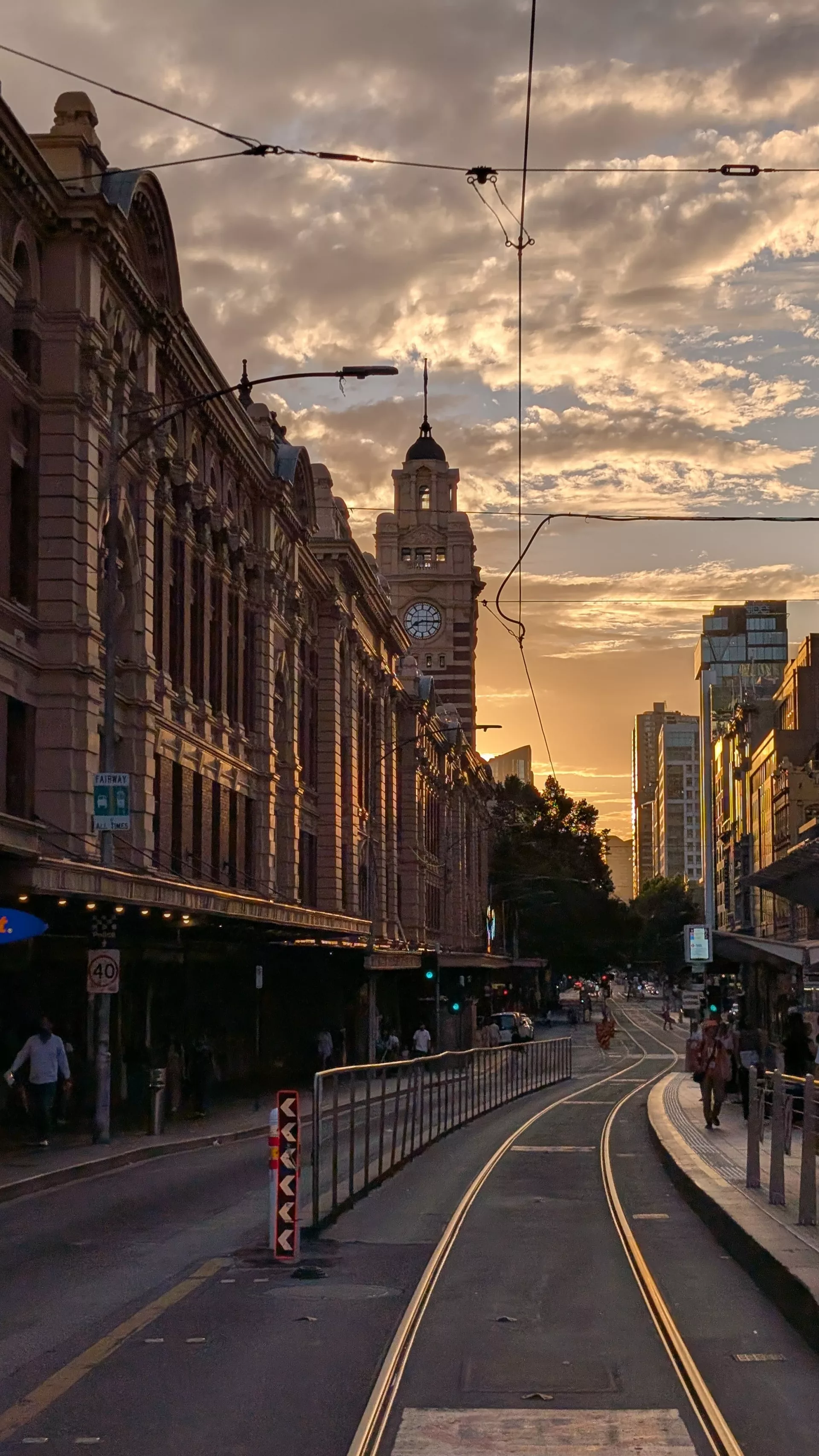 Abendspaziergang durch Melbournes CBD bei Sonnenuntergang