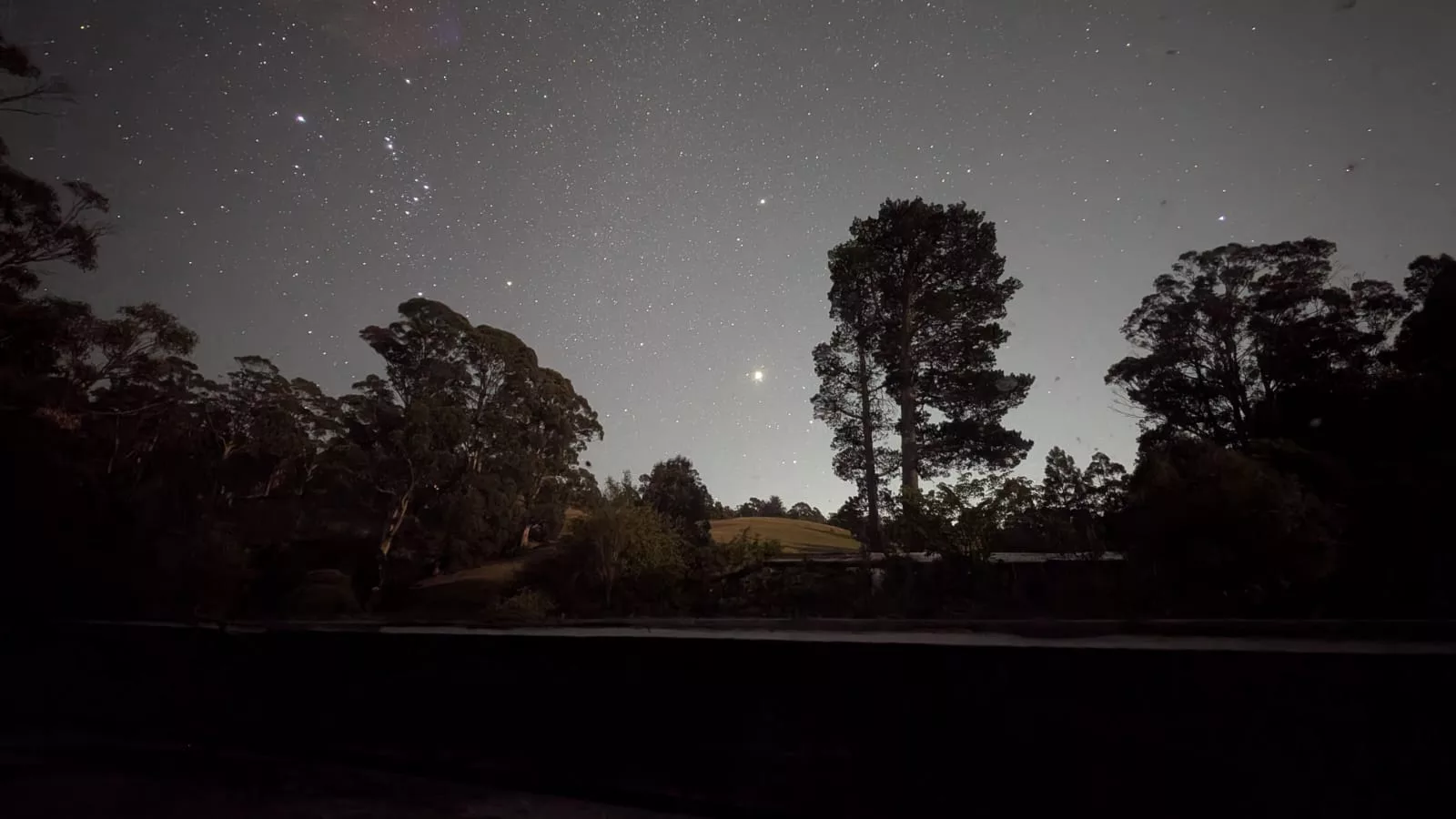 Freier Blick auf den Sternenhimmel von der Aussichtskuppel des Ferienhauses in Ridgeway (Hobart, Tasmanien) aus