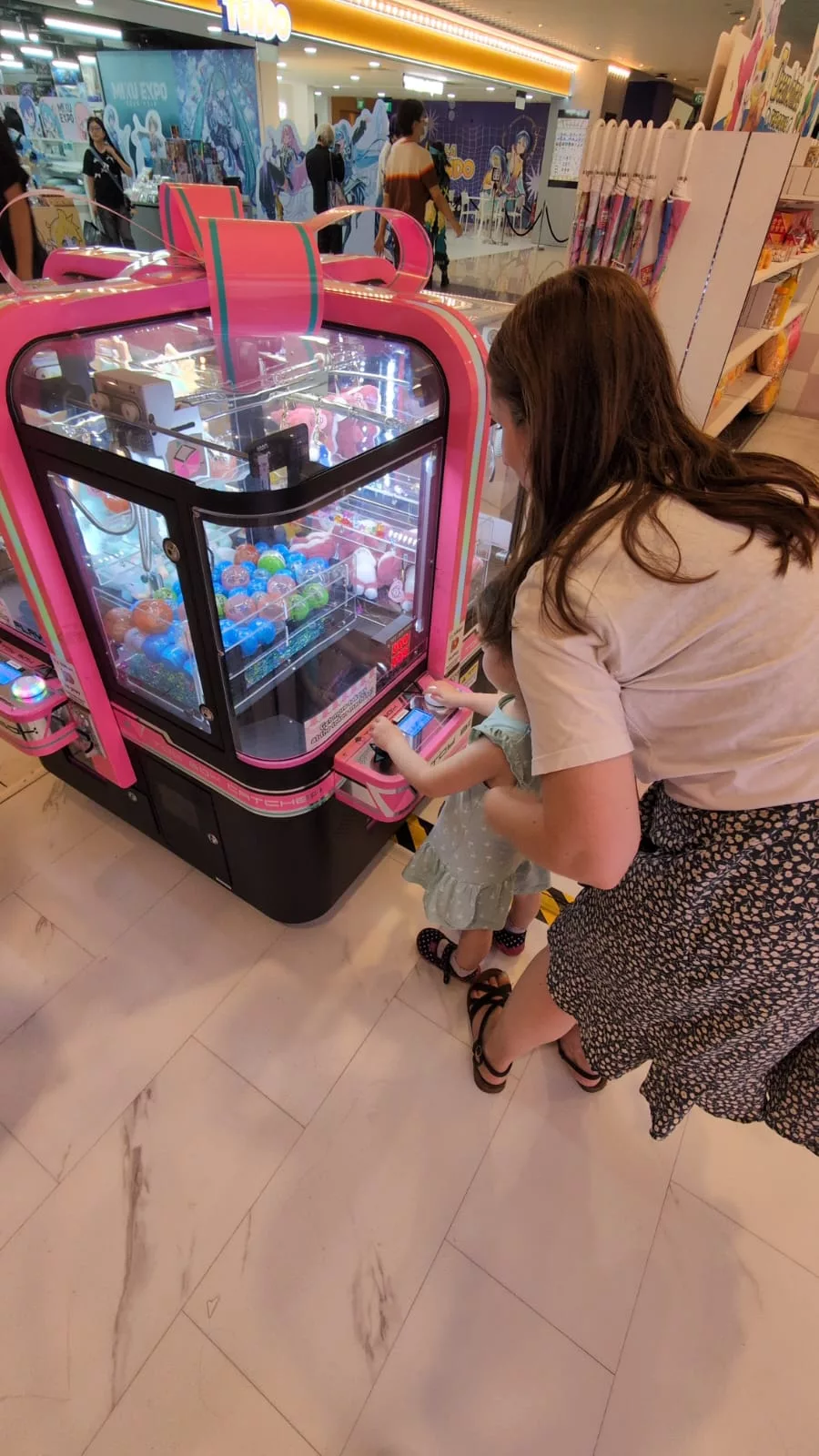 Zum riesigen Eis-Dessert gab es auch Coins für die Spielautomaten Zum riesigen Eis-Dessert gab es auch Coins für die Spielautomaten des Nana and Friends Cafés Singapur