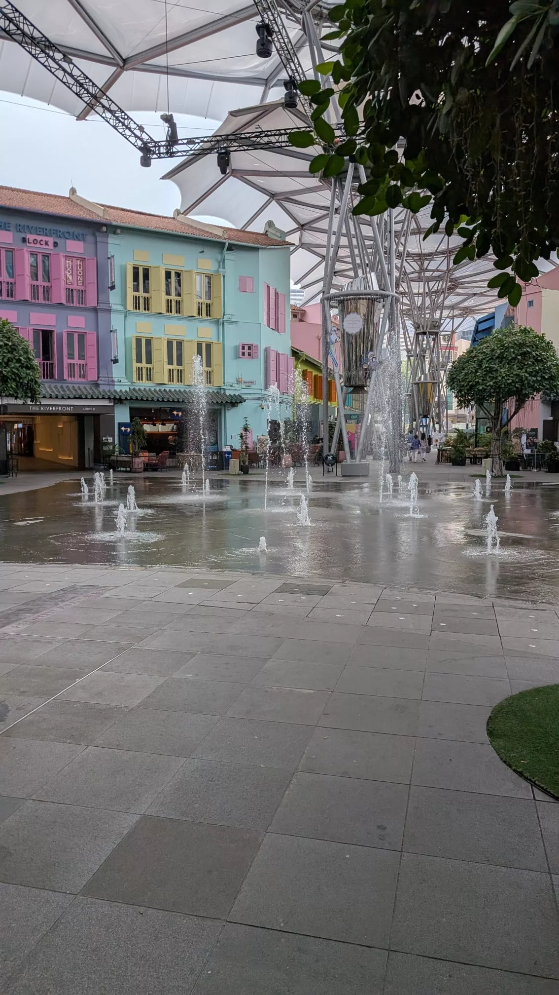 Besonders schön ist das Design: bunte Fassaden, Springbrunnen, Regenschirm-Dach, ... Besonders schön ist das Design des Clarke Quay: bunte Fassaden, Springbrunnen, Regenschirm-Dach, ...