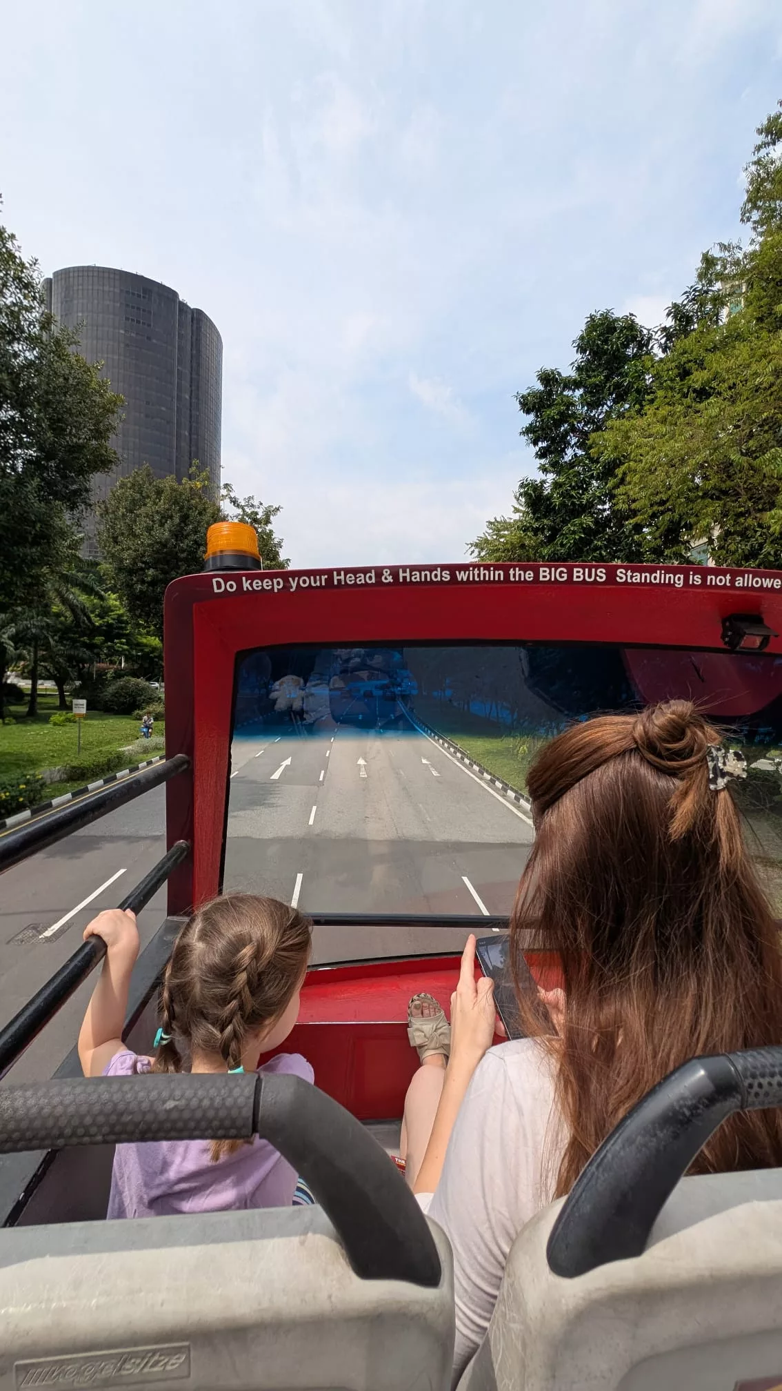 Front Beats bei der Hop On Hop Off Bustour durch Singapur Front Beats bei der Hop On Hop Off Bustour durch Singapur