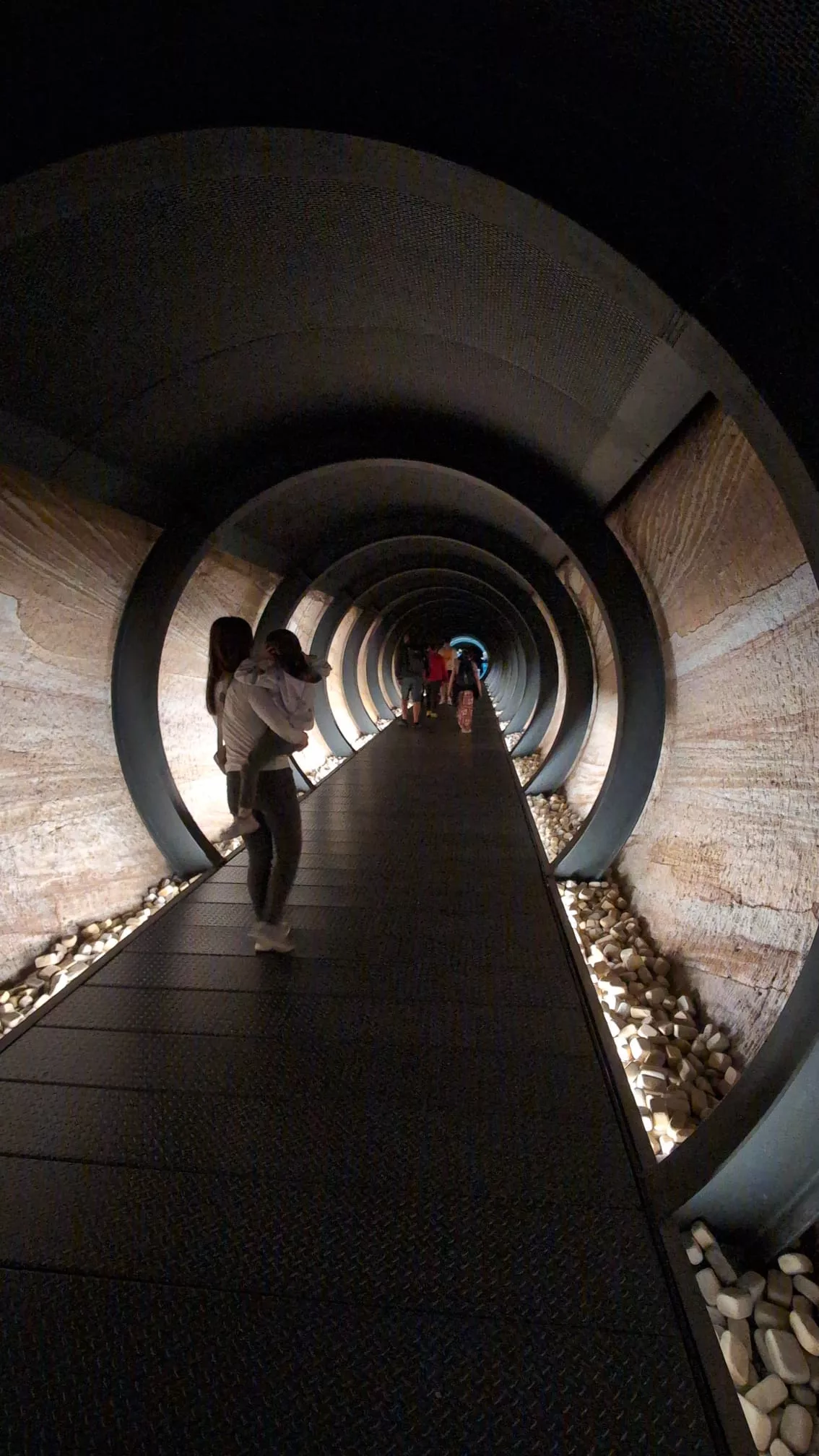 Der Aufbau des MONA ist echt interessant (unter der Erde, Tunnel usw.) Der Aufbau des MONA ist echt interessant: unter der Erde mit Tunneln, vielen Ebenen usw.