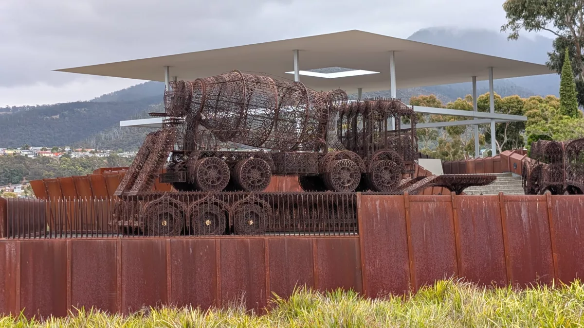 Auch im Außenbereich sind ein paar Ausstellungsstücke zu finden Auch im Außenbereich des MONA sind ein paar Ausstellungsstücke zu finden