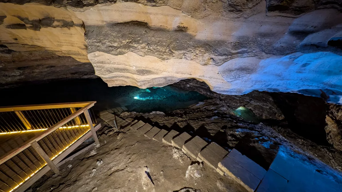 Das Wasser in der Engelbrecht Cave wirkt flach, ist aber bis zu 7 Meter tief