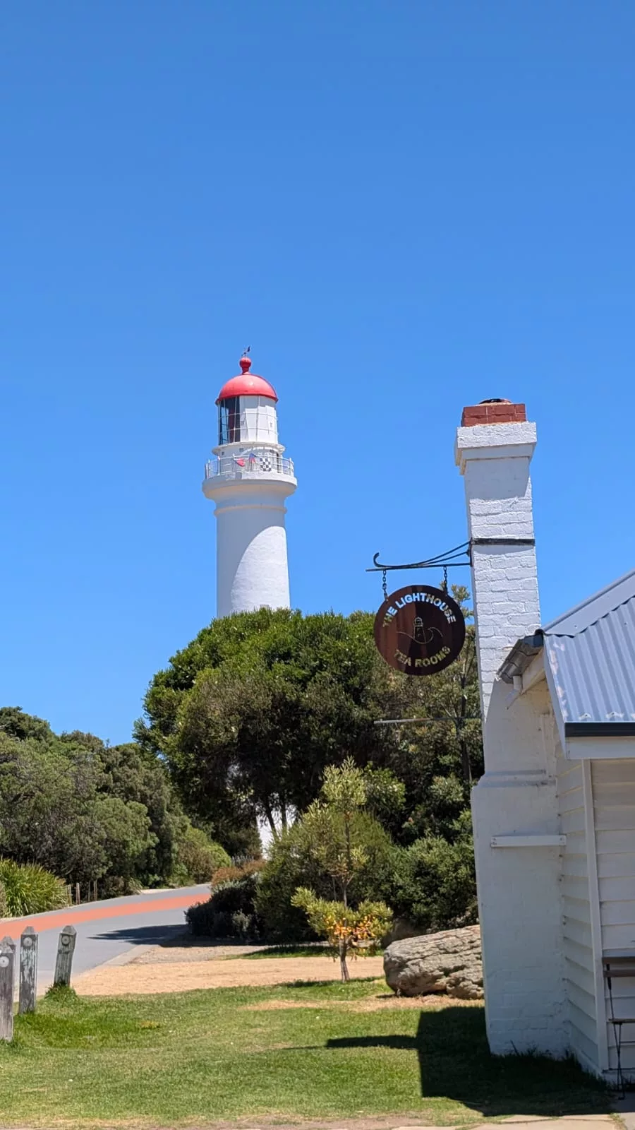 Die Lighthouse Tea Rooms in Aireys Inlet mit Leuchtturm im Hintergrund