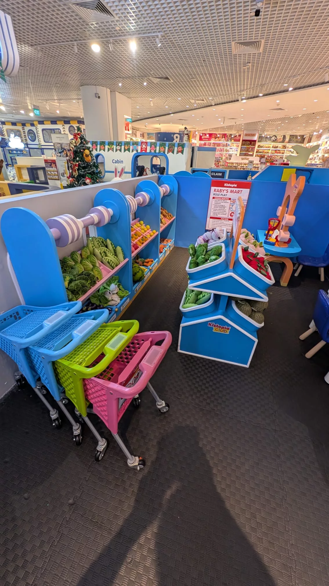 Im Toys'R'Us befindet sich ein schöner Spielbereich für Kinder Im Toys'R'Us in der Chang Mall am Flughafen Singapur befindet sich ein schöner Spielbereich für Kinder
