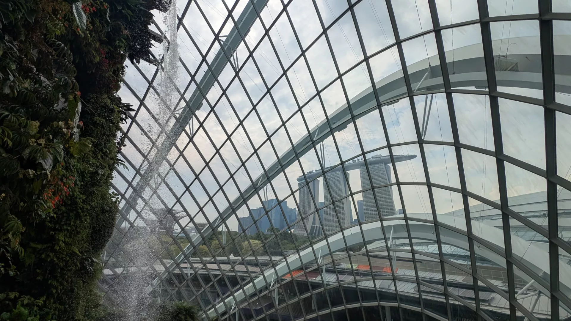 Blick auf das Marina Bay Sands vom Cloud Forest aus