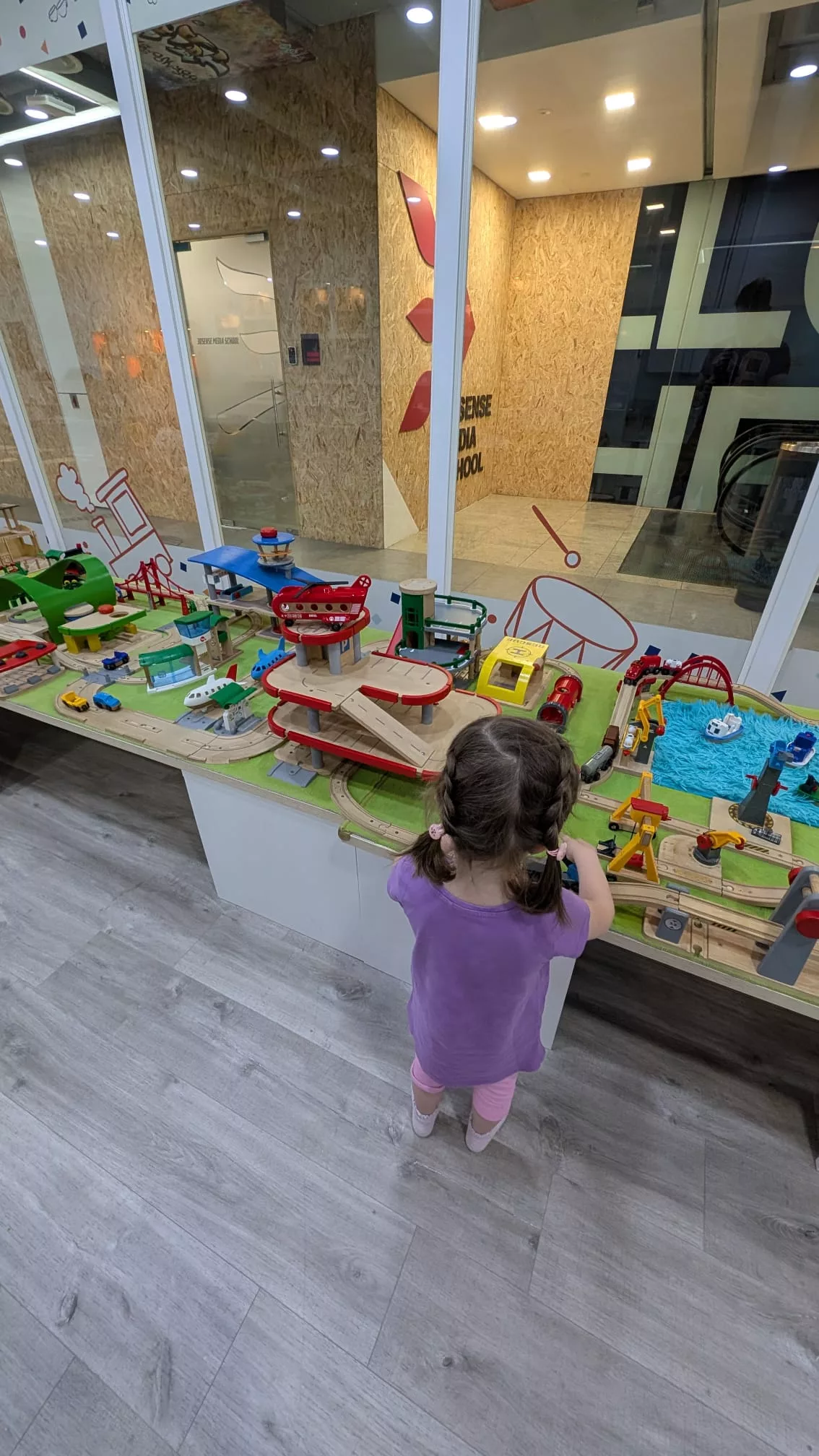 Hier gibt es Holzspielsachen zu allen möglichen Themen und Interessen Im Joy of Toys Singapur können Kinder den ganzen Tag spielen