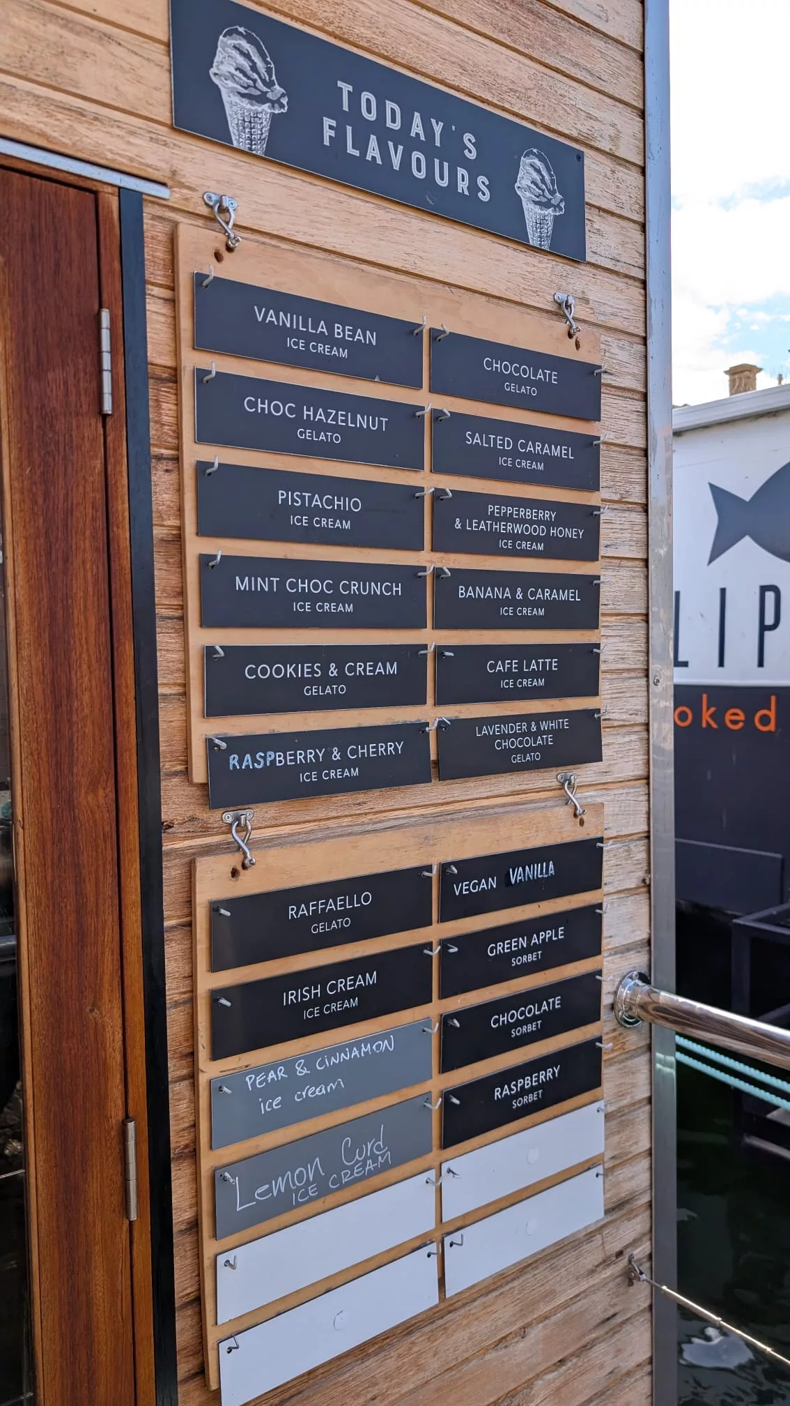 Große, wechselnde Auswahl inkl. veganer Sorten, Sorbets usw. Große, wechselnde Auswahl inkl. veganer Sorten, Sorbets usw. in der Van Diemens Land Creamery Hobart