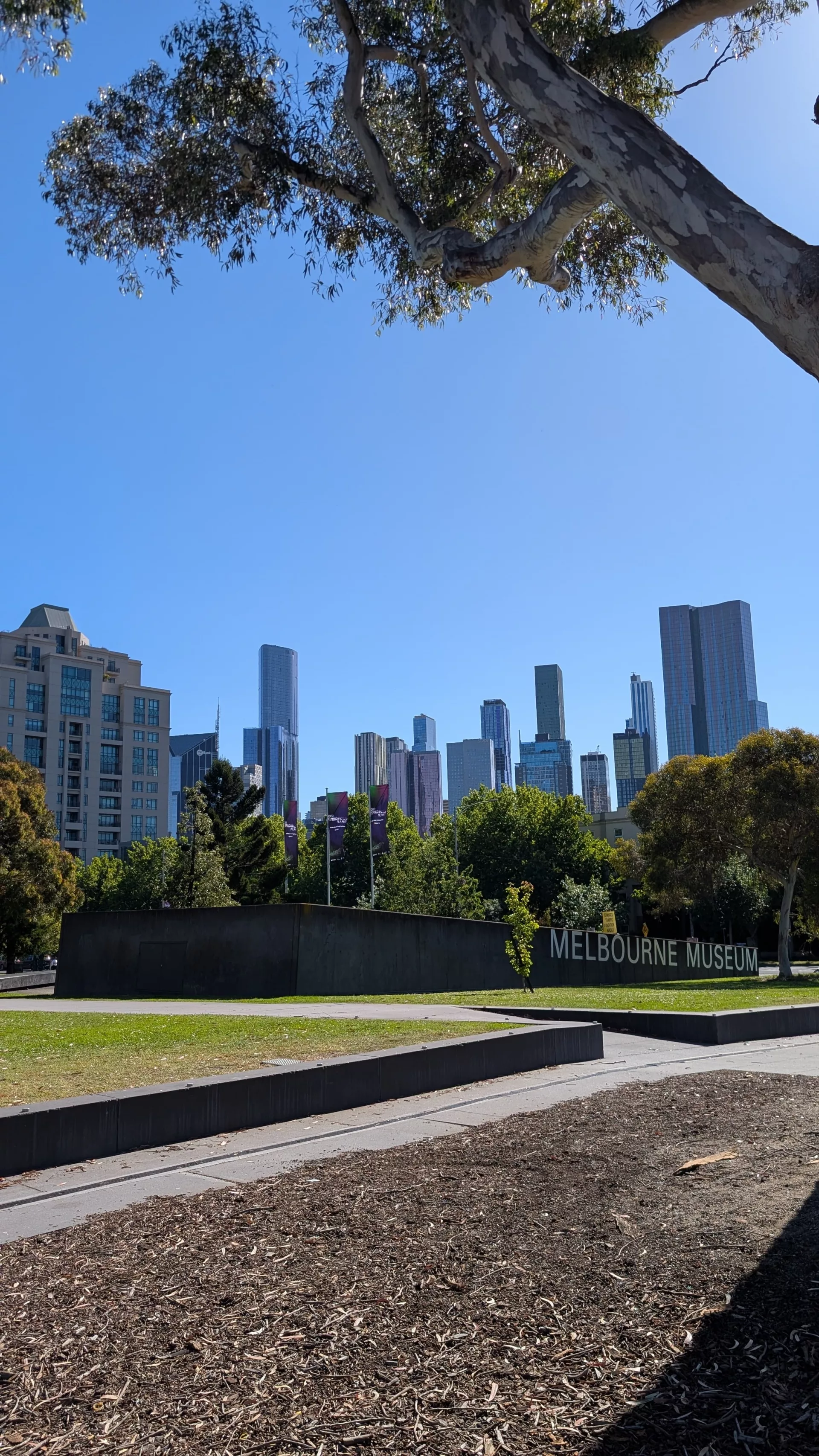 Gepflegter Außenbereich des Melbourne Museums