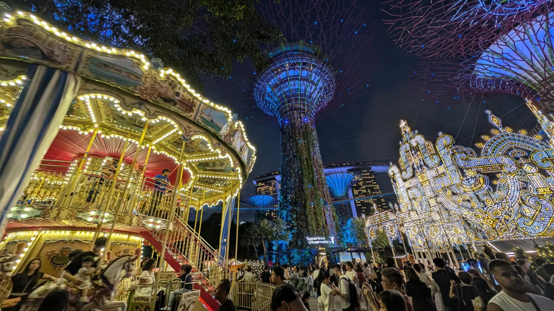 Im Dunkeln funkeln die Weihnachtslichter im Christmas Wonderland