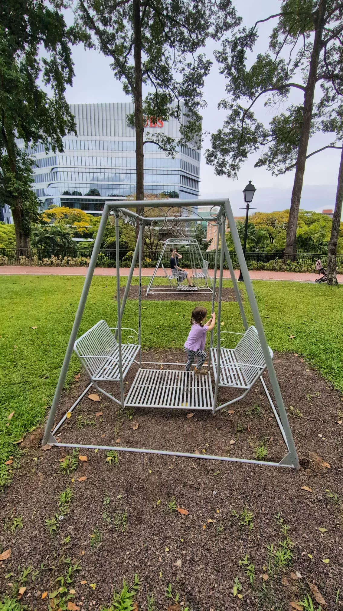 Typisch für Singapur sind auch die schaukelnden Bänke überall Typisch für Singapur sind auch die schaukelnden Bänke überall