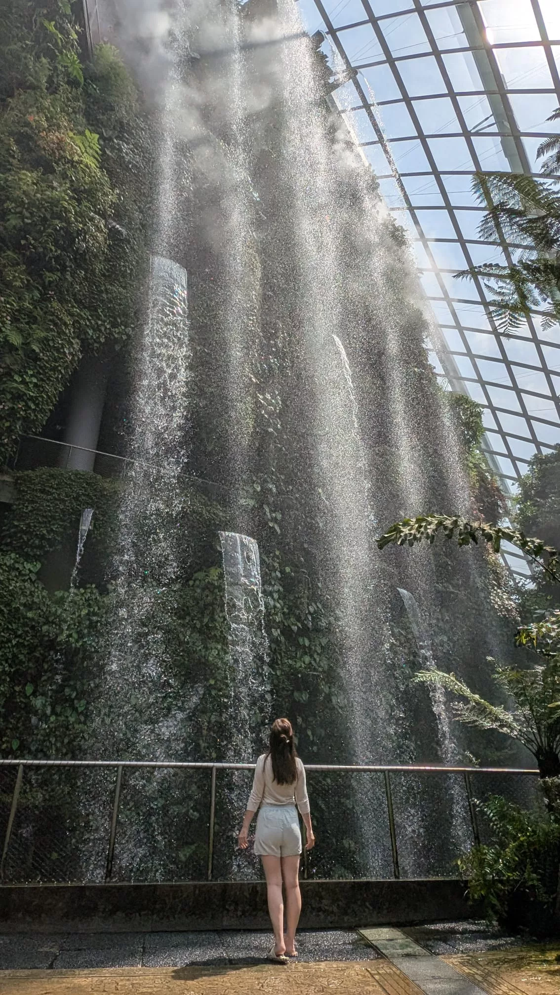 Der riesige Indoor-Wasserfall im Cloud Forest Der riesige Indoor-Wasserfall im Cloud Forest