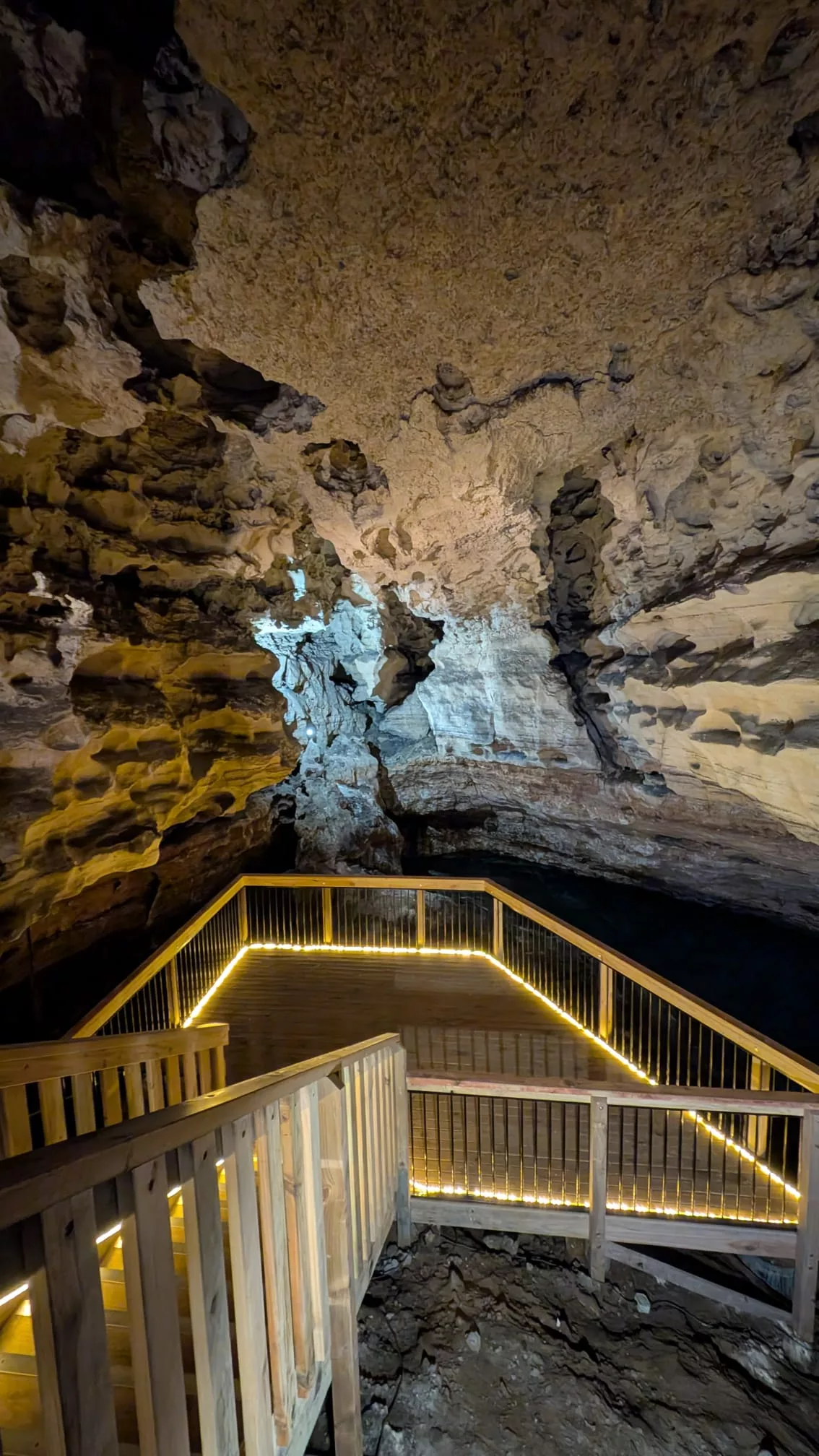 Unter der Erde verstecken sich aber zwei Kalksteinhöhlen
