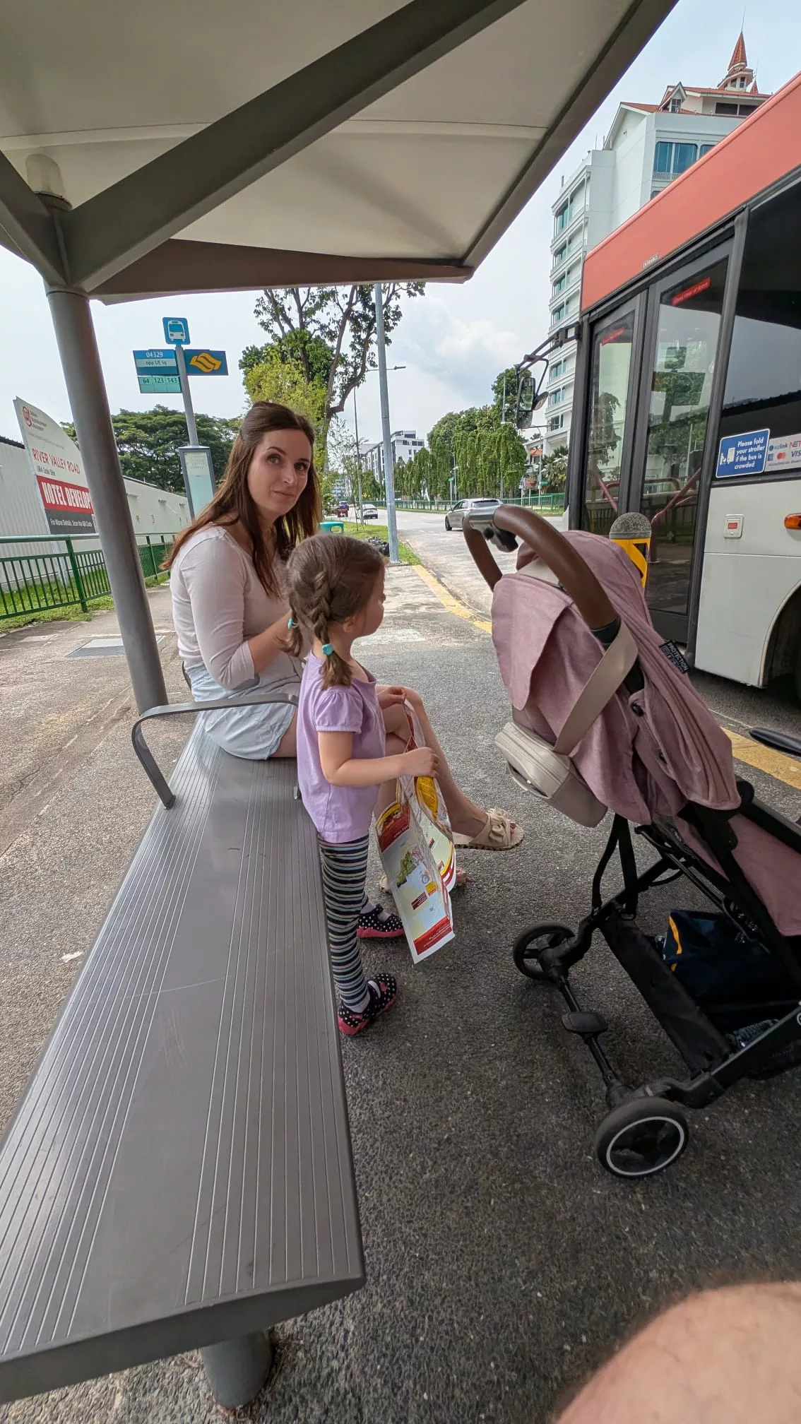 Die Hop On Hop Off Busse halten meist an den normalen Bushaltestellen Die Hop On Hop Off Busse halten in Singapur meist an den normalen Bushaltestellen