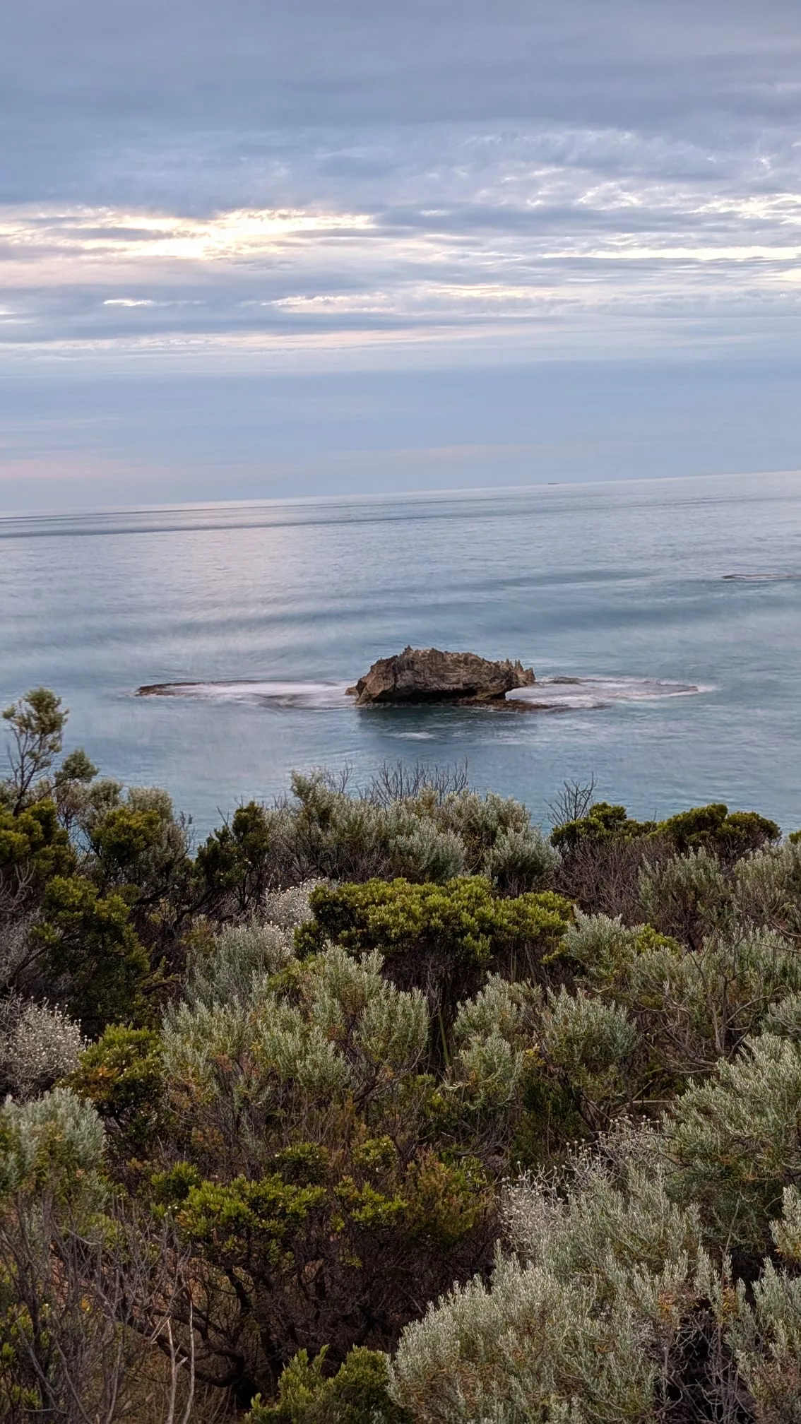 Überall findet man vorgelagerte Felsformationen im Meer