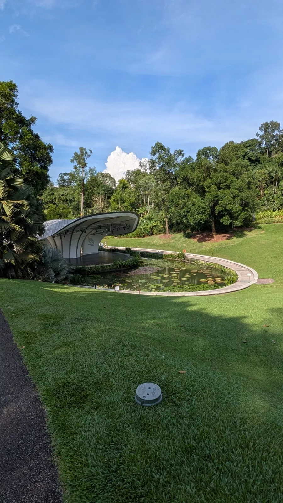 Große Wiese, auf der du mit Glück Otter triffst Große Wiese, auf der du mit Glück Otter triffst
