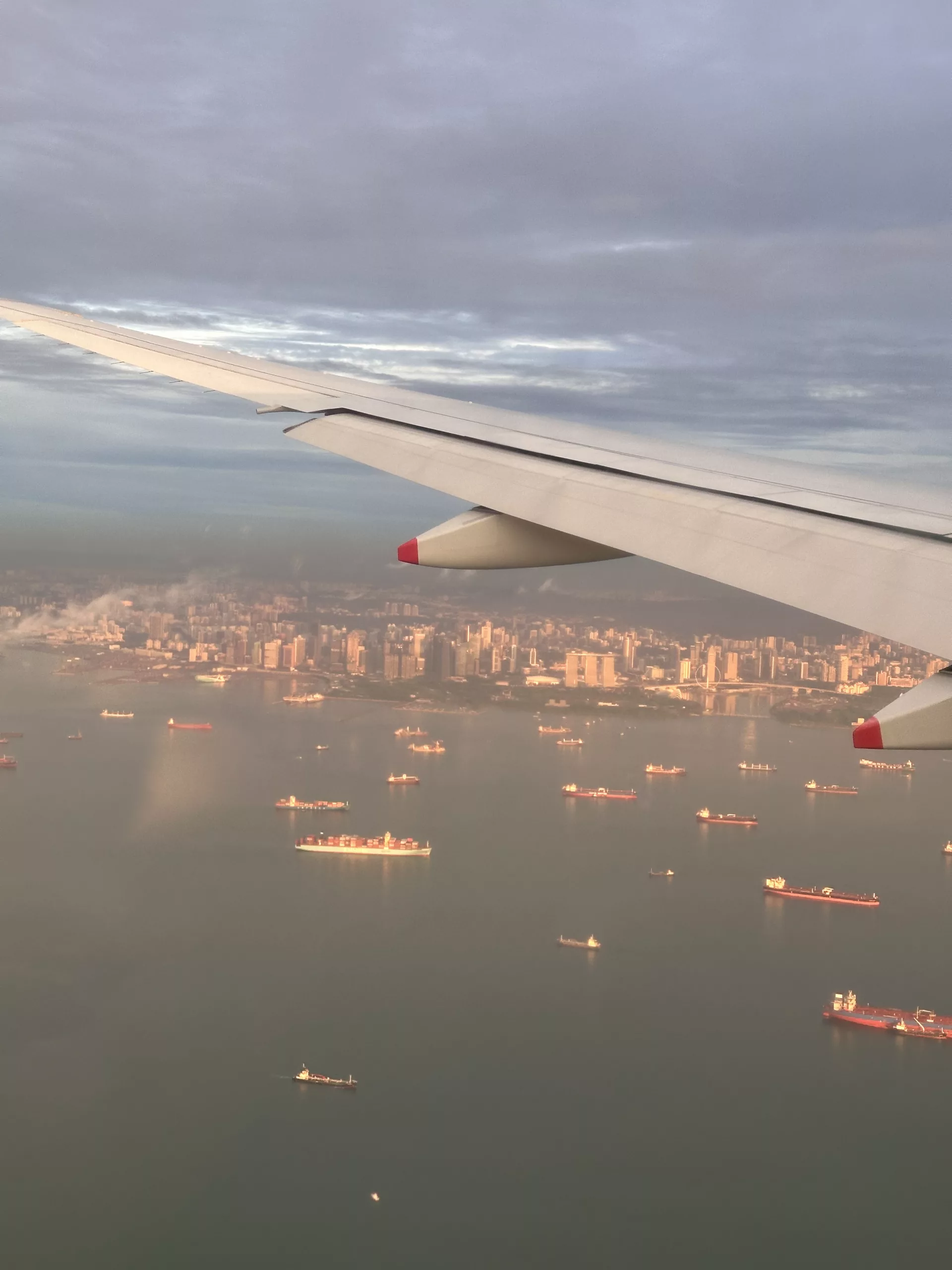 Im Anflug auf Singapur saß ich zufällig auf der richtigen Seite und konnte die beste Aussicht auf die Skyline und viele Containerschiffe genießen