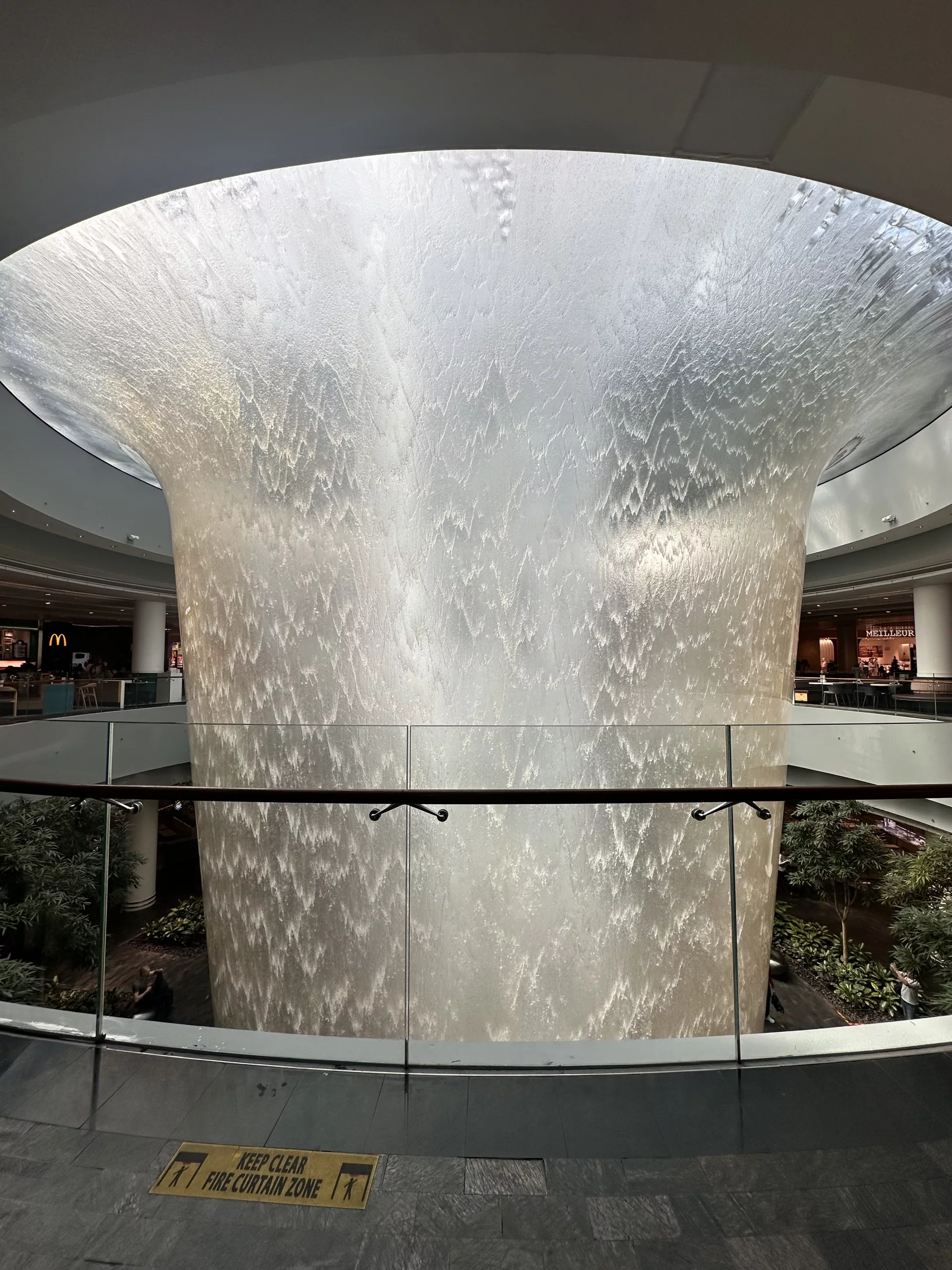 So sieht der Rain Vortex Wasserfall "von unten" aus Höhe der Shops aus