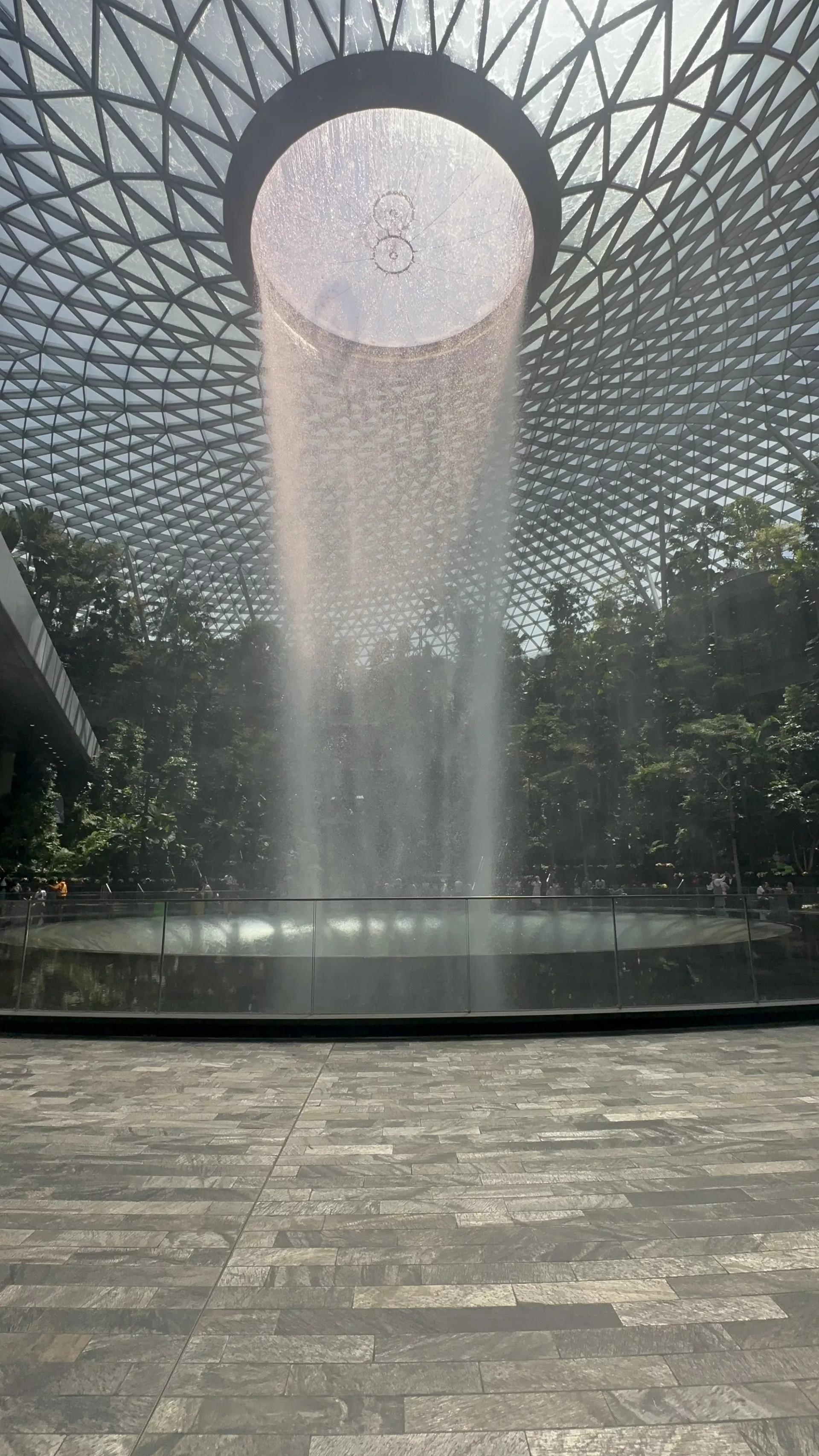 Der Rain Vortex Indoor-Wasserfall in der Changi Mall