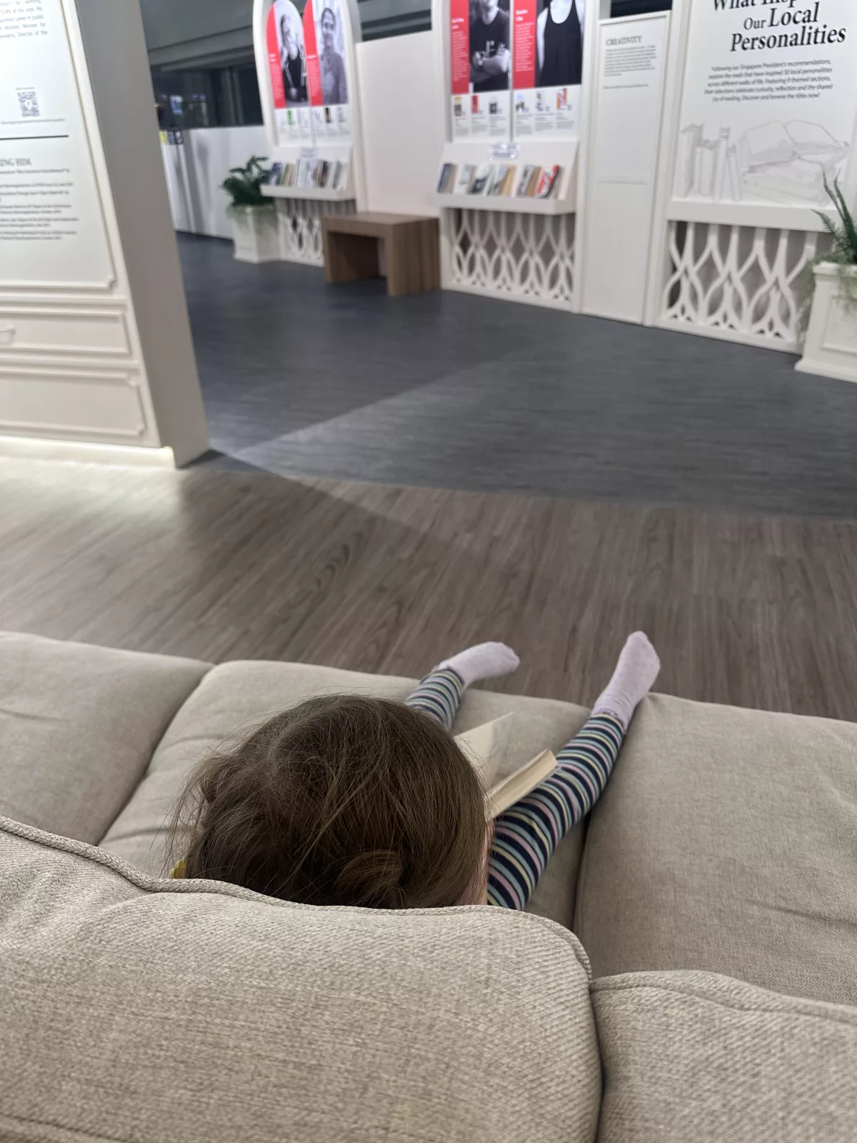 Kurze Pause in der Bibliotheksecke im Plaza Singapura Kurze Pause in der Bibliotheksecke im Plaza Singapura direkt an der Orchard Road