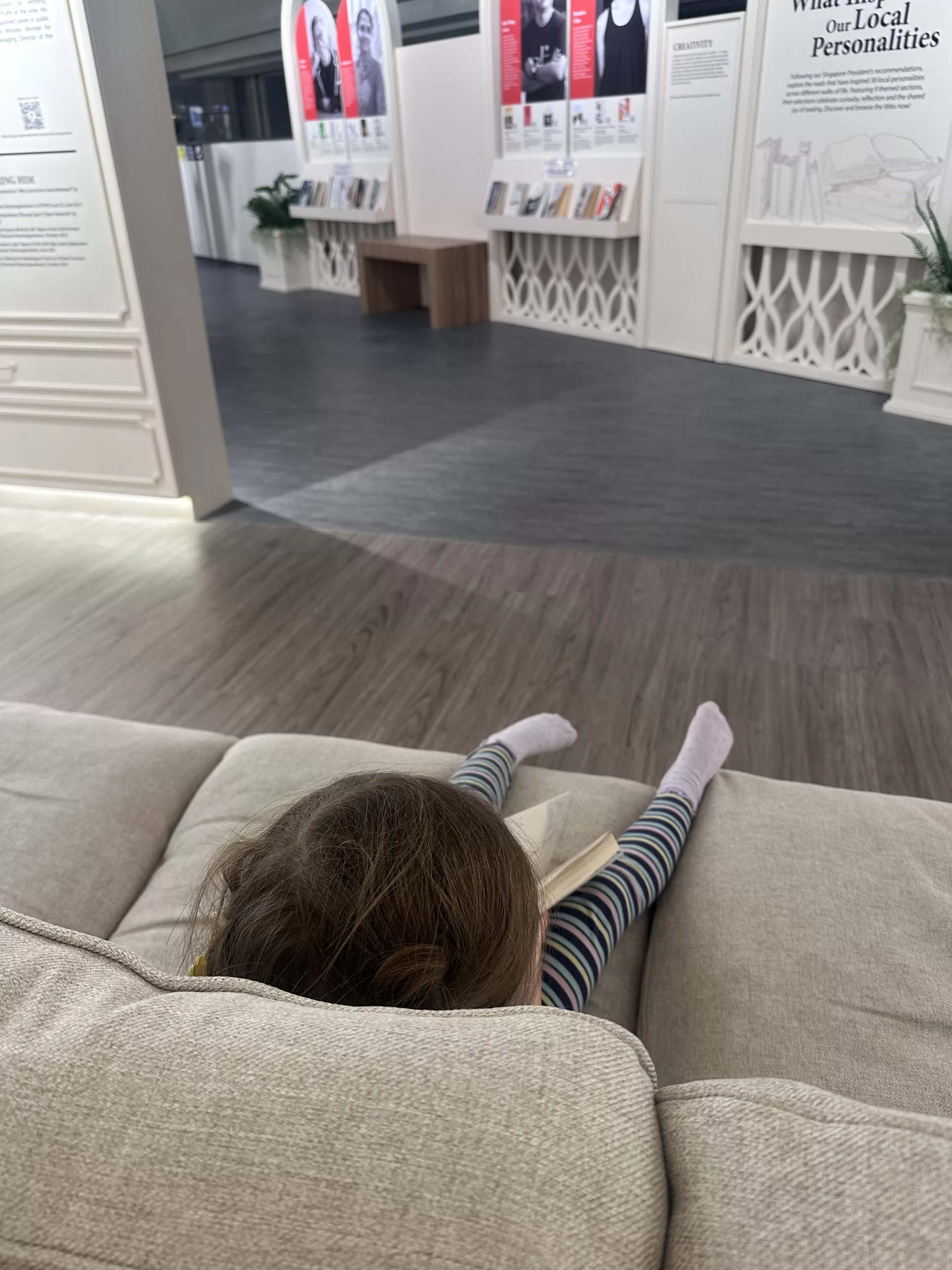 Kurze Pause in der Bibliotheksecke im Plaza Singapura direkt an der Orchard Road