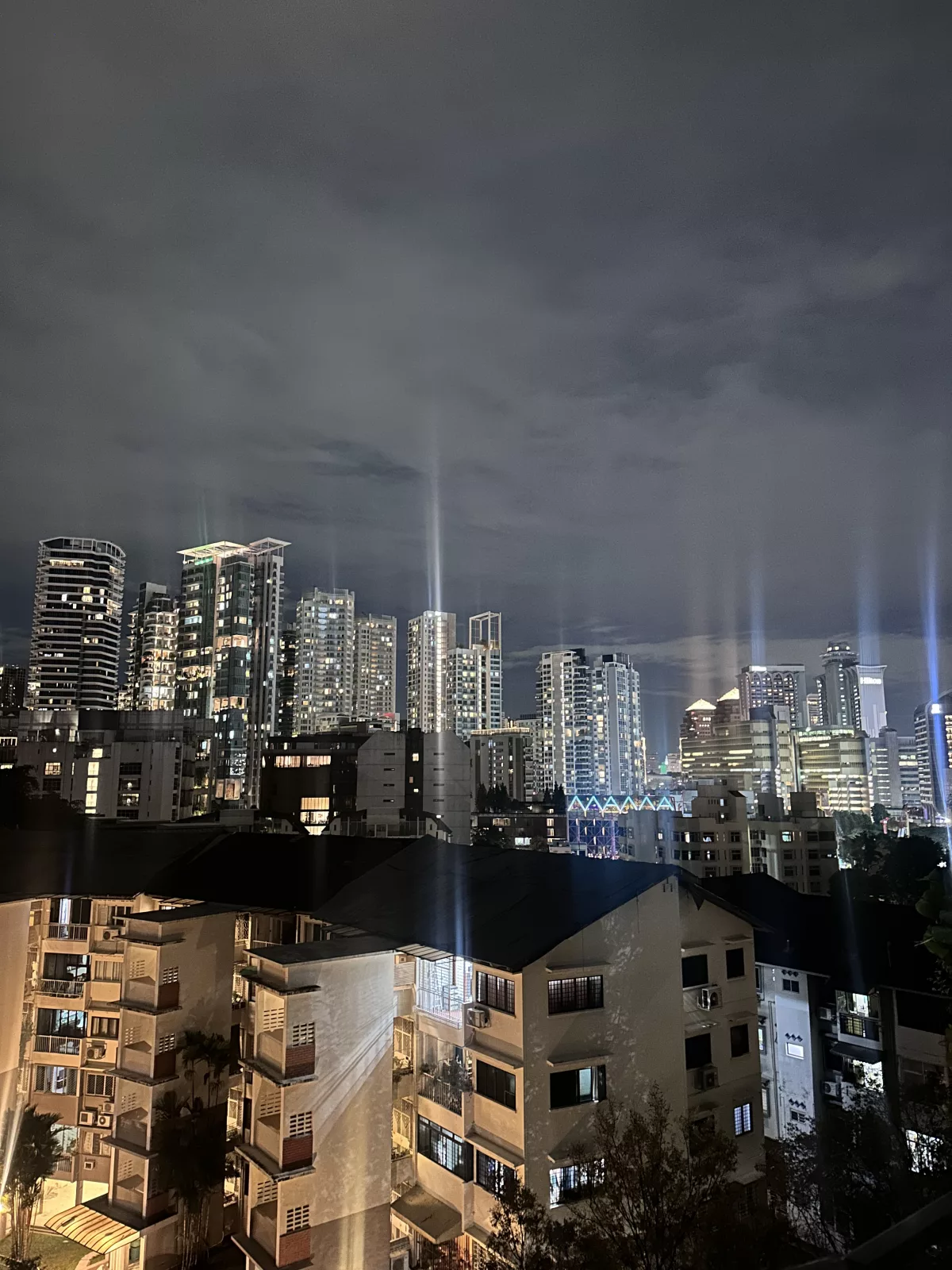 ...nach oben auf die Dachterrasse mit toller Aussicht auf die Skyline Dachterrasse der Oxley Thanksgiving Residence mit toller Aussicht auf die Skyline