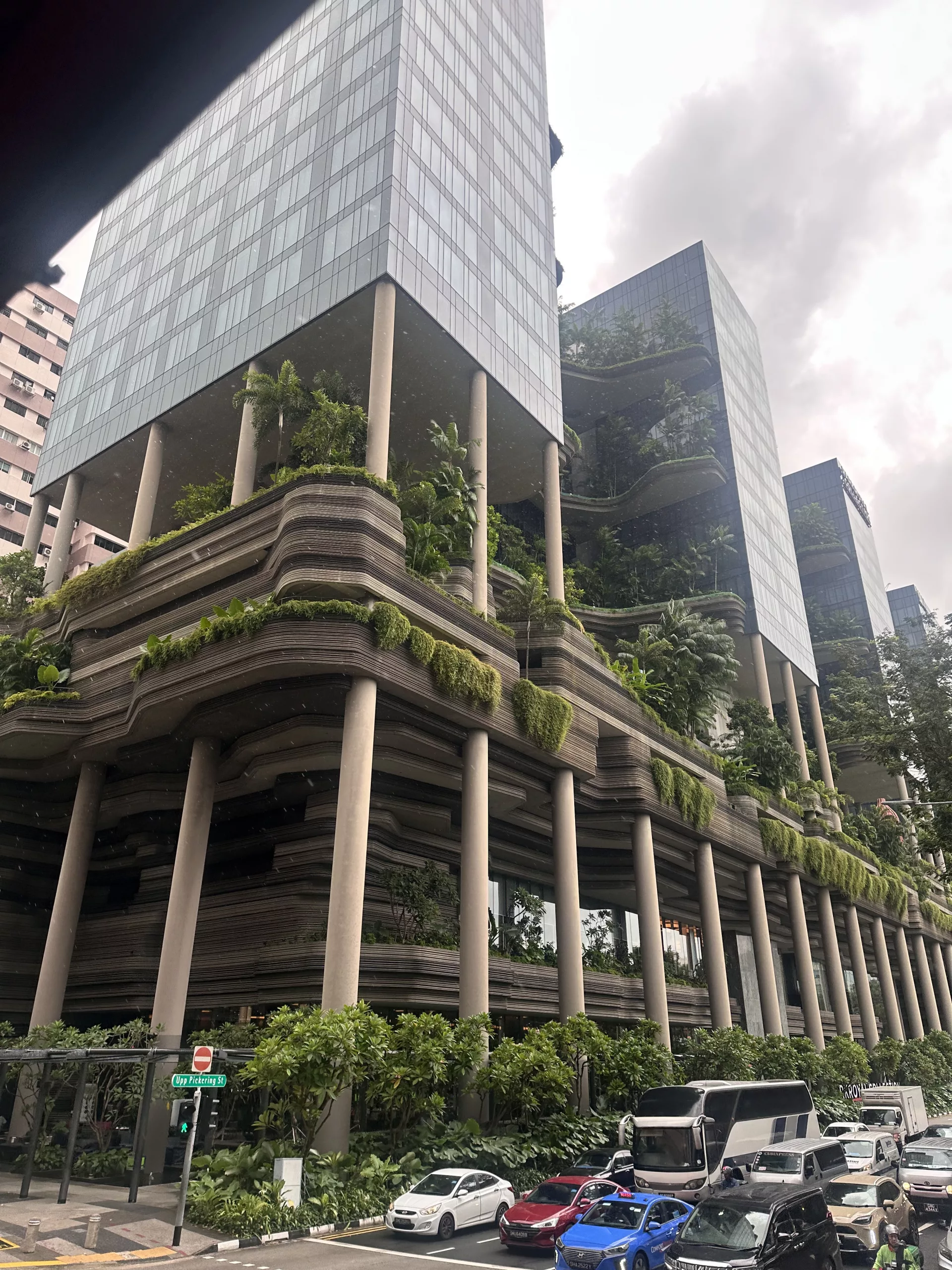 Architektur á la Singapur: moderne Hochhäuser und grüne Natur