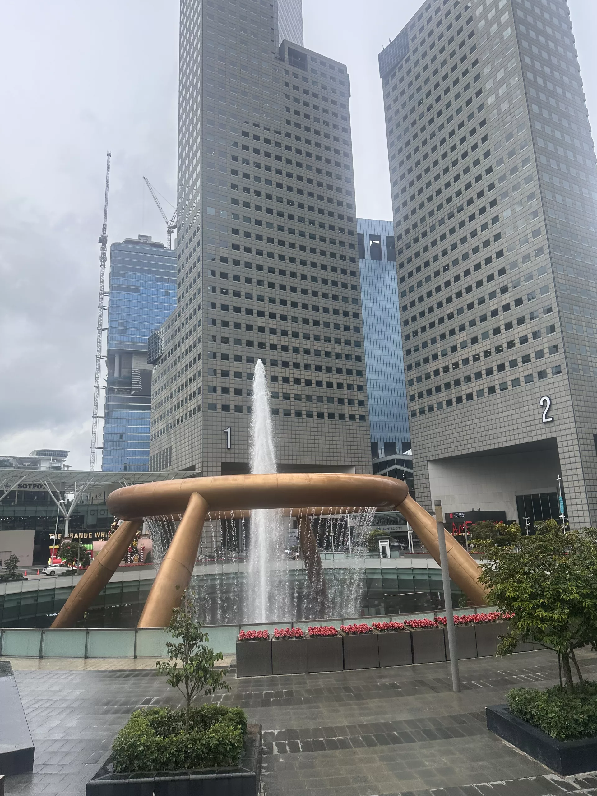 Fountain of Wealth vor der Suntec City in Singapur