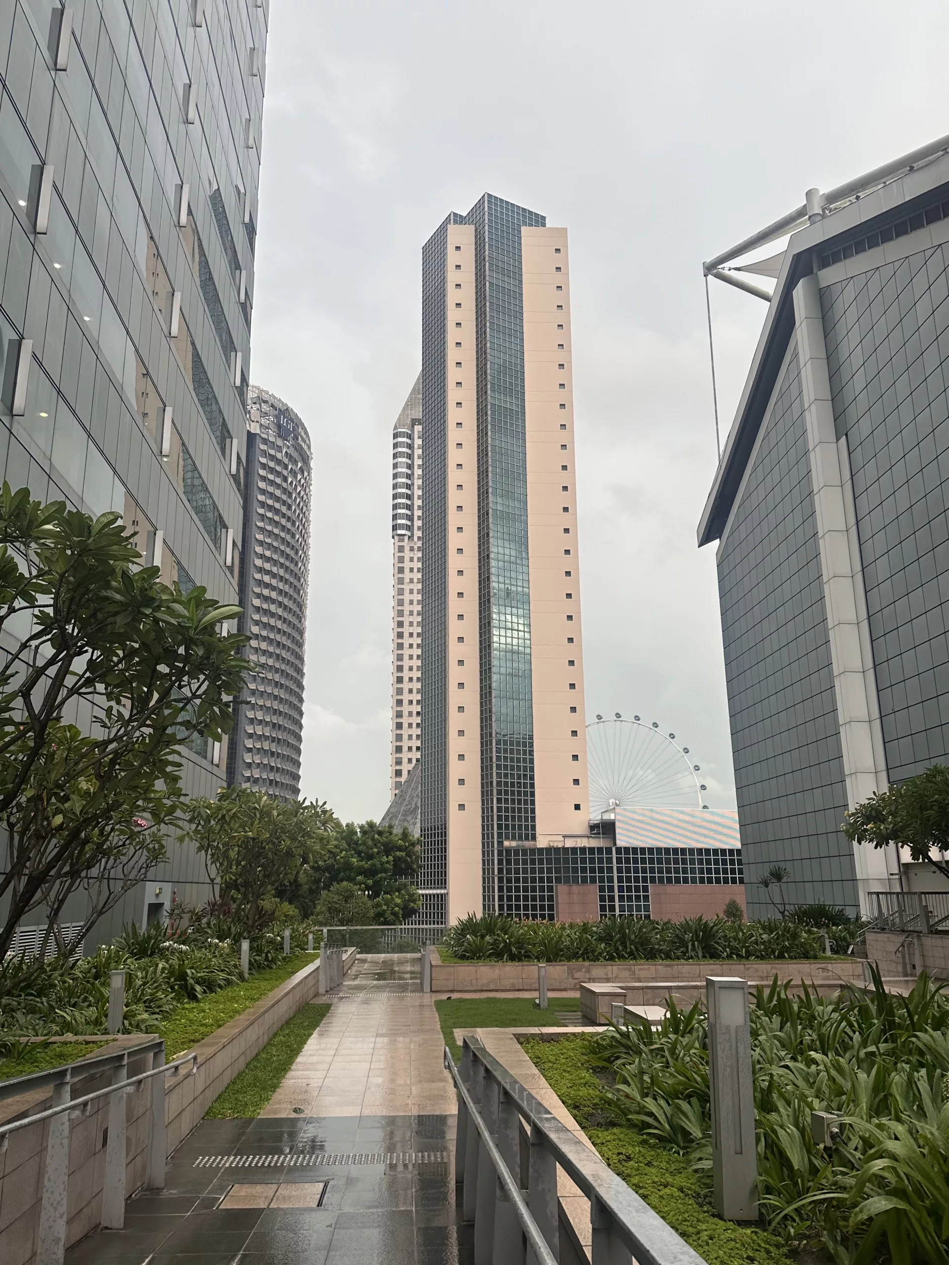 Garten auf dem Dach zwischen den beiden Suntec City Hochhäusern