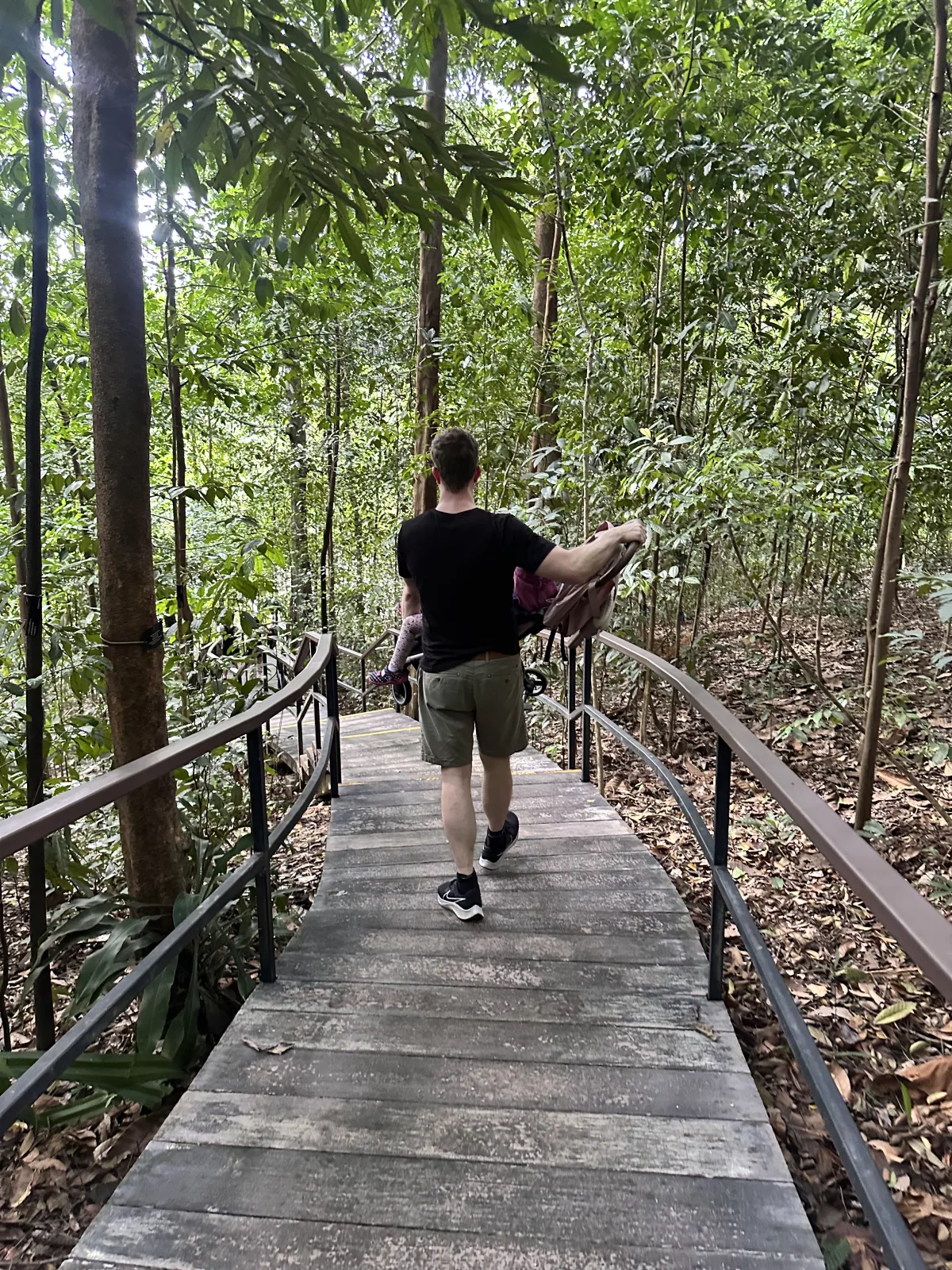 ...aber eine Treppe gab es dann doch für Oli ;) Der Garten ist super kinderwagenfreundlich (aber eine Treppe gab es für Oli)