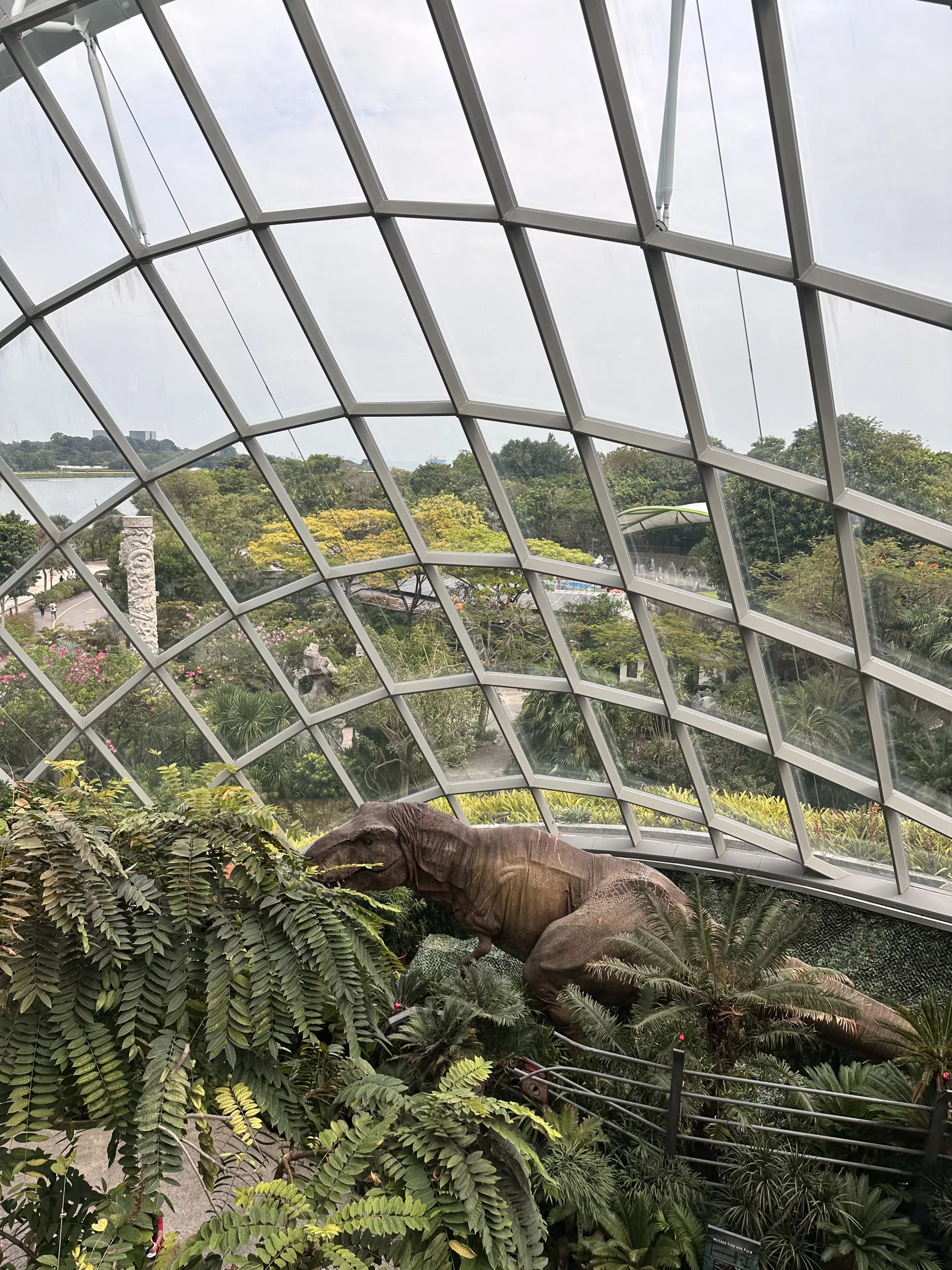 Riesiger T-Rex der Jurassic World Experience in den Gardens by the Bay Singapur