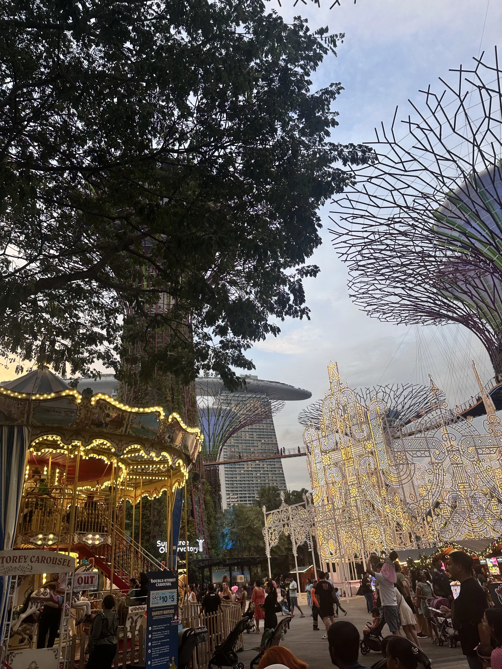 Die Supertree Grove in den Gardens by the Bay Singapur zur Weihnachtszeit