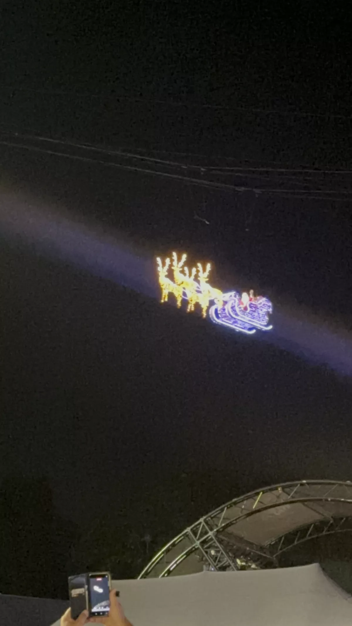 Wir haben auch Santa Claus mit seinem Rentierschlitten gesehen Wir haben in Singapur auch Santa Claus mit seinem Rentierschlitten am Himmel gesehen
