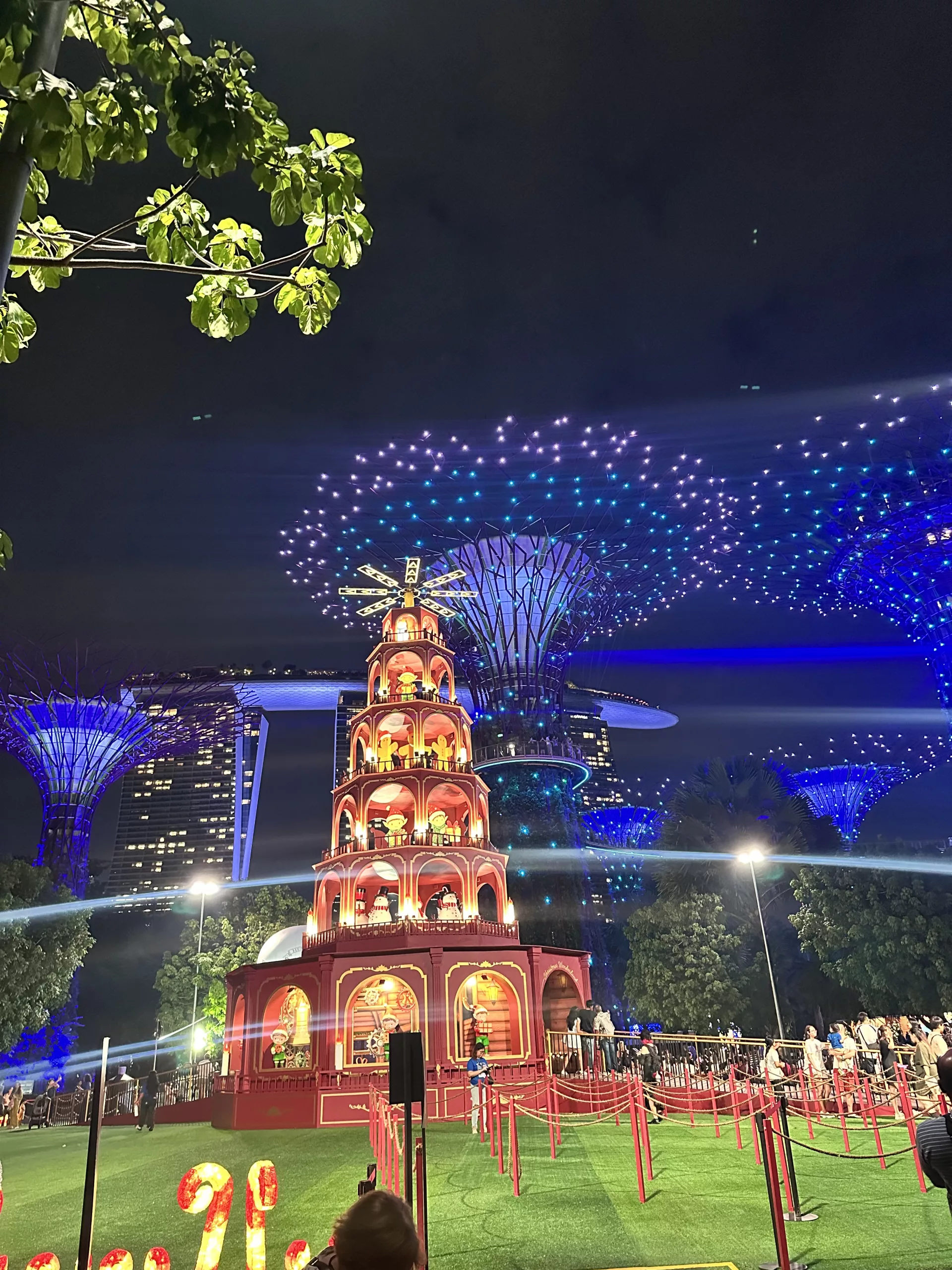 Es gab sogar eine riesige Weihnachtspyramide im Christmas Wonderland Singapur