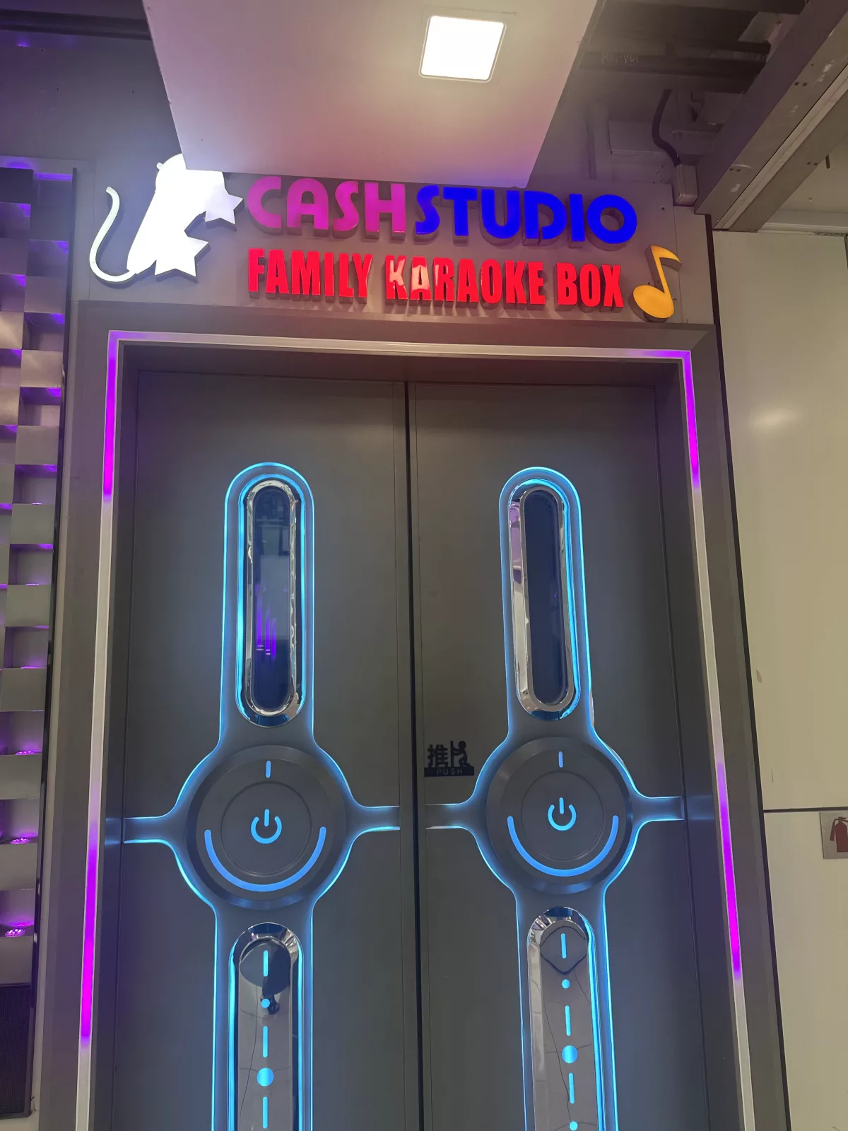 Im Clarke Quay Center gibt es auch Karaoke für Familien Im Clarke Quay Center gibt es auch Karaoke für Familien