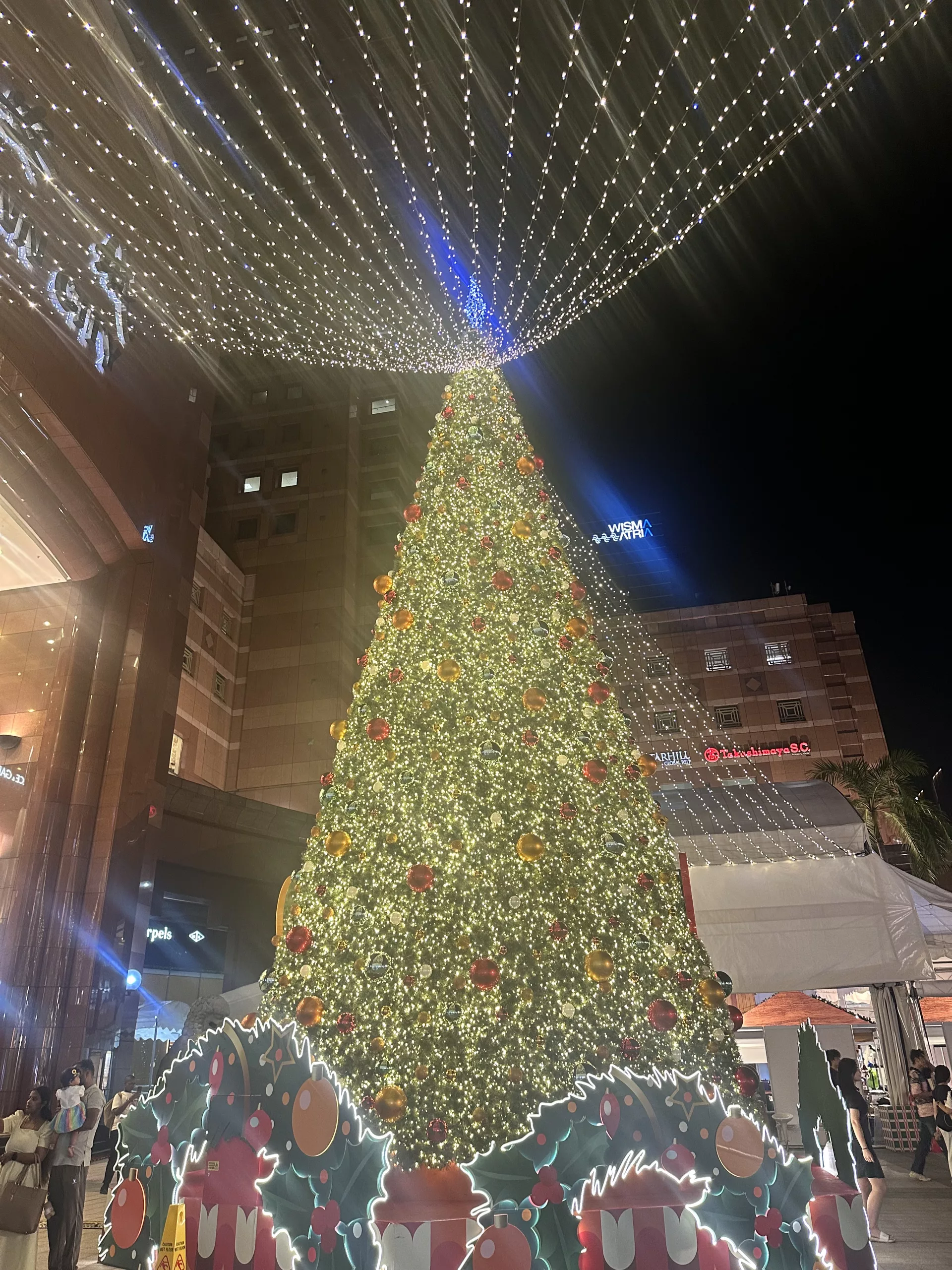 Gleich daneben glitzert dieser Traum von Weihnachtsbaum