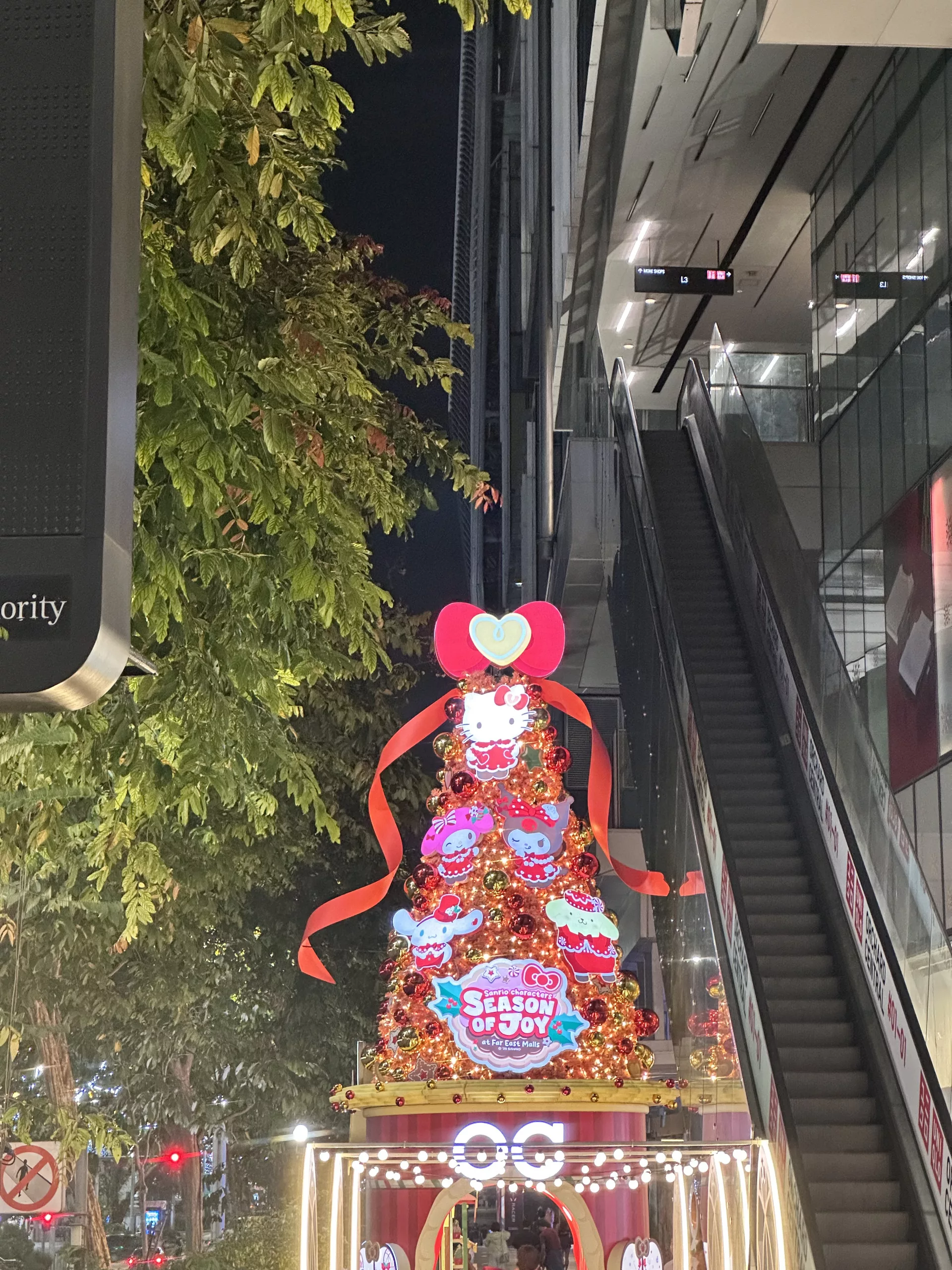 Typisch Asien: auch Hello Kitty darf zu Weihnachten in Singapur nicht fehlen