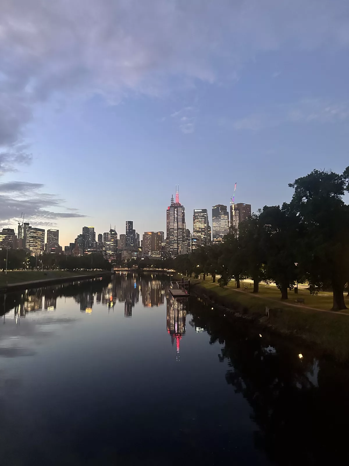 Blick vom Yarra River auf Melbournes CBD