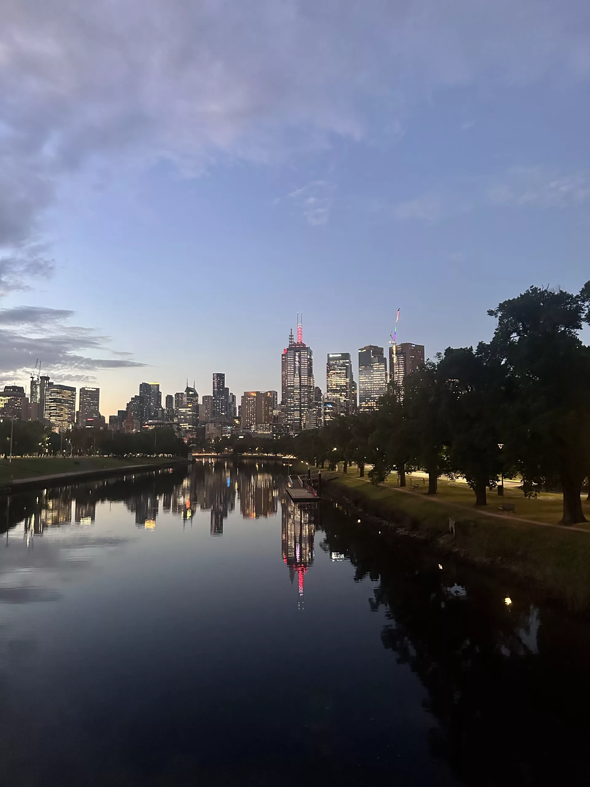 Blick vom Yarra River auf Melbournes CBD