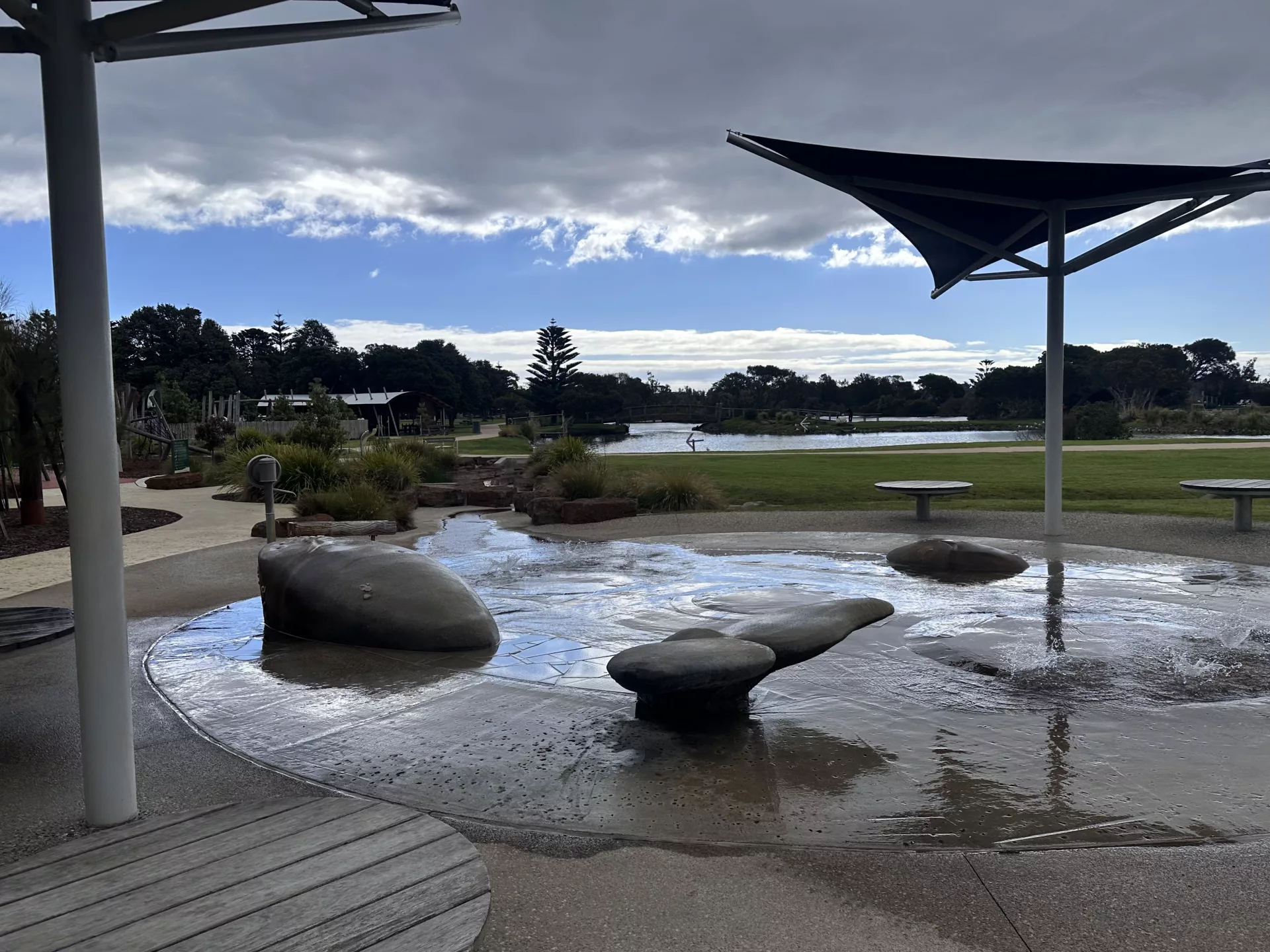 Kleiner Wasserspielbereich mit Wal am Lake Pertobe