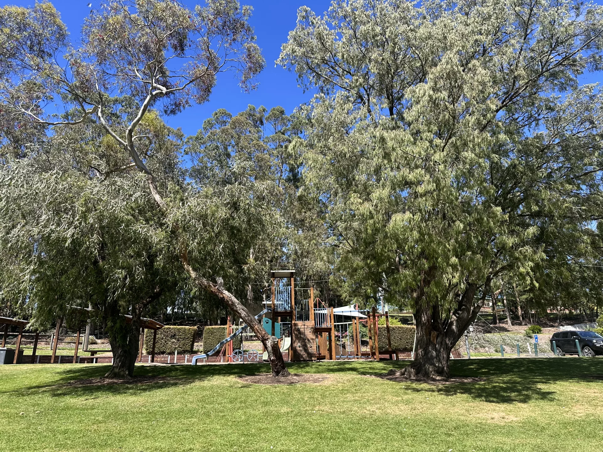 Kleiner Park mit Spielplatz neben der Eisdiele von Timboon