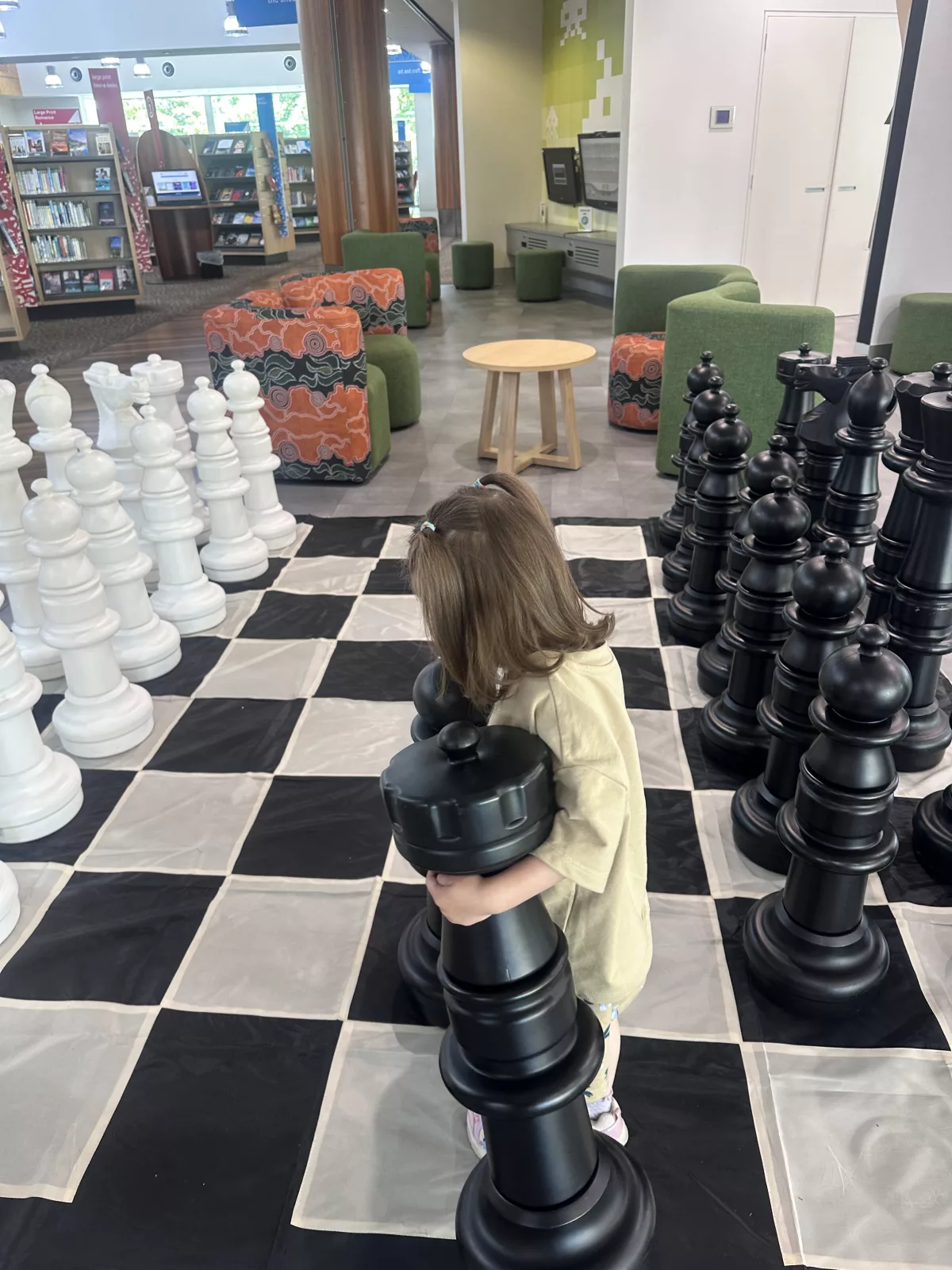 Im Erwachsenenbereich der Bibliothek von Mount Gambier gibt es auch Spiele wie Schach, Tischtennis oder Billard