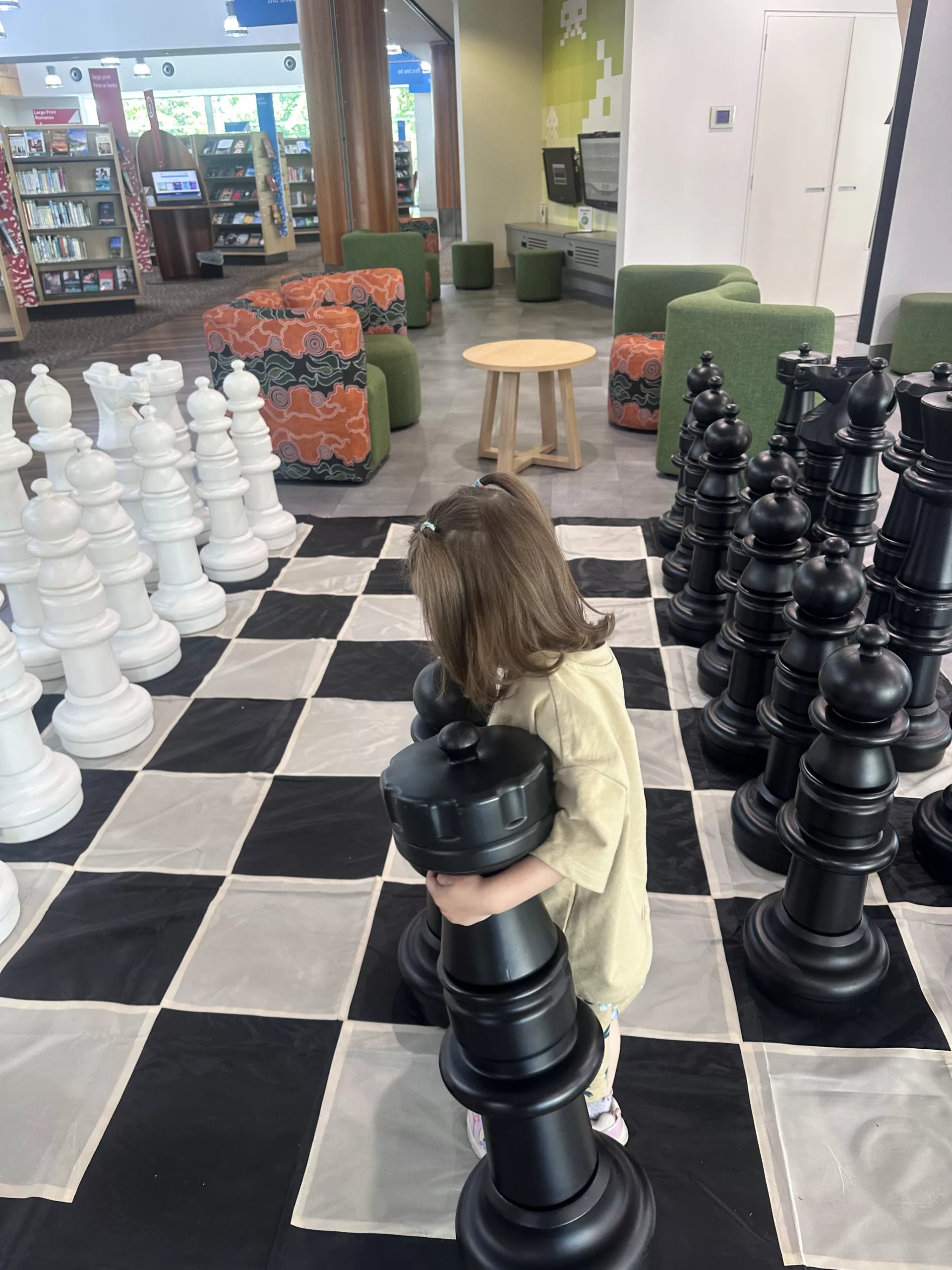 Im Erwachsenenbereich der Bibliothek von Mount Gambier gibt es auch Spiele wie Schach, Tischtennis oder Billard