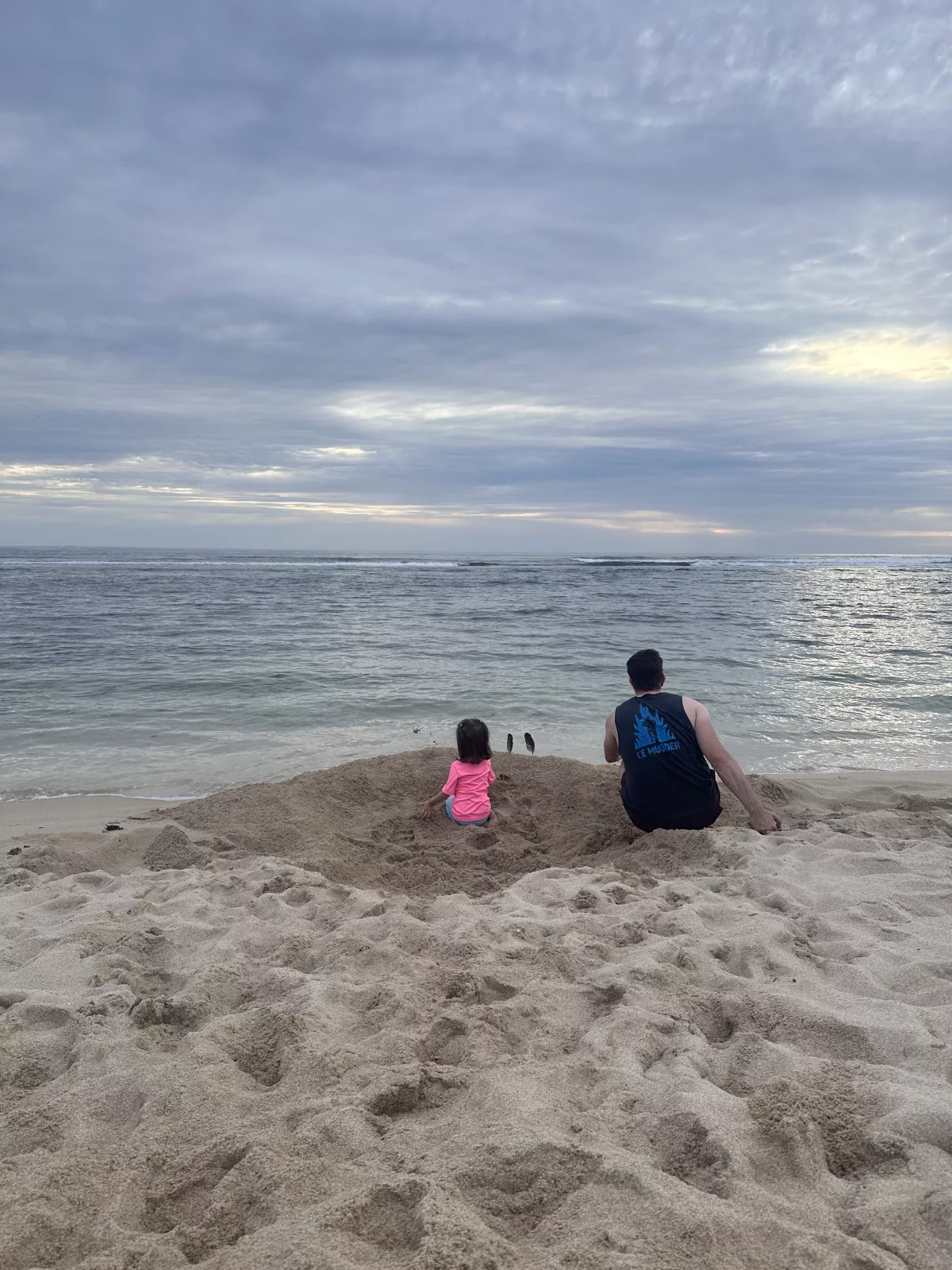 Am Surfers Way Beach haben Oli und Ava eine Piratenfestung gebaut