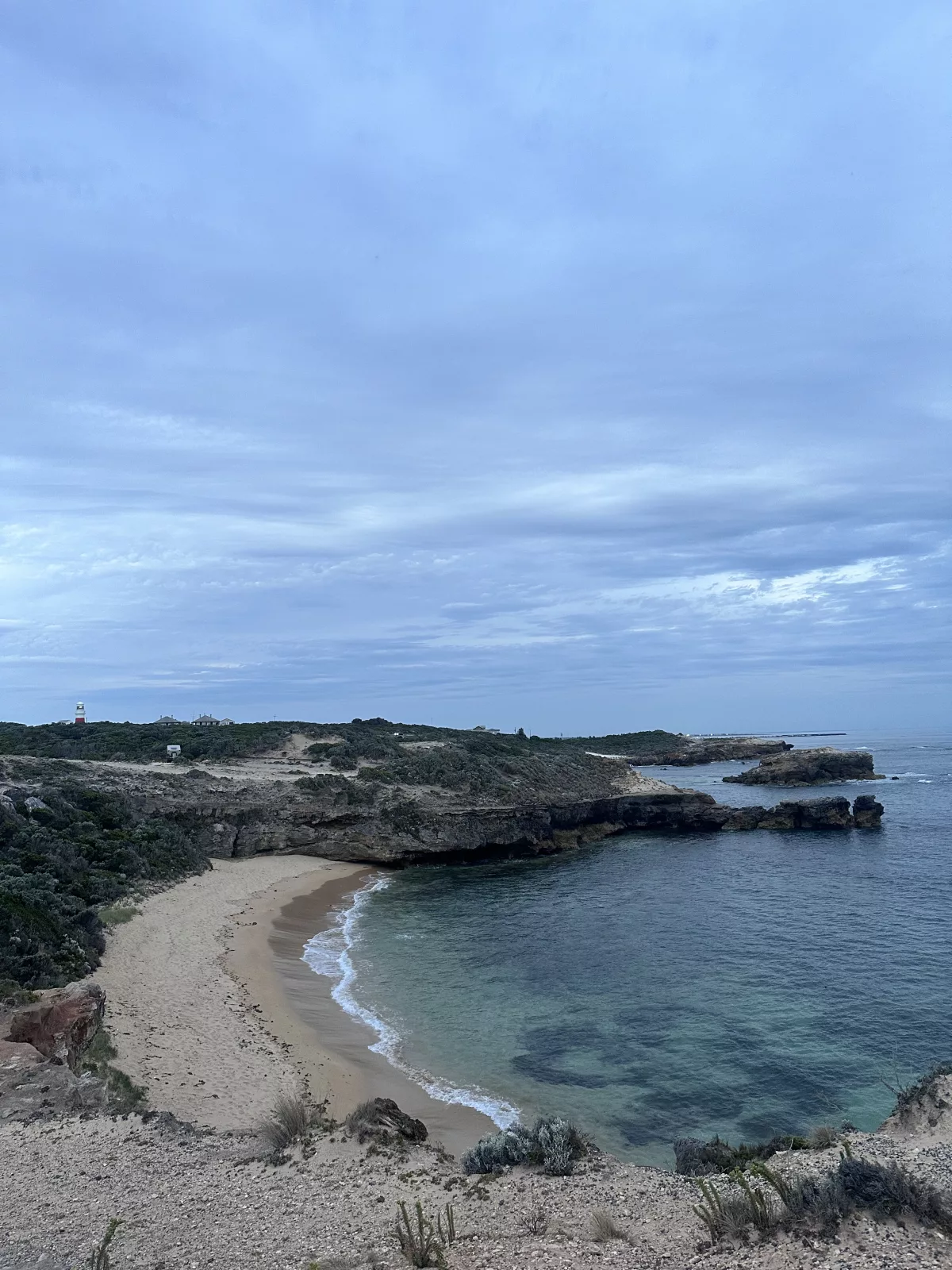 Blick über die kleine sandige Bucht zum neuen Leuchtturm