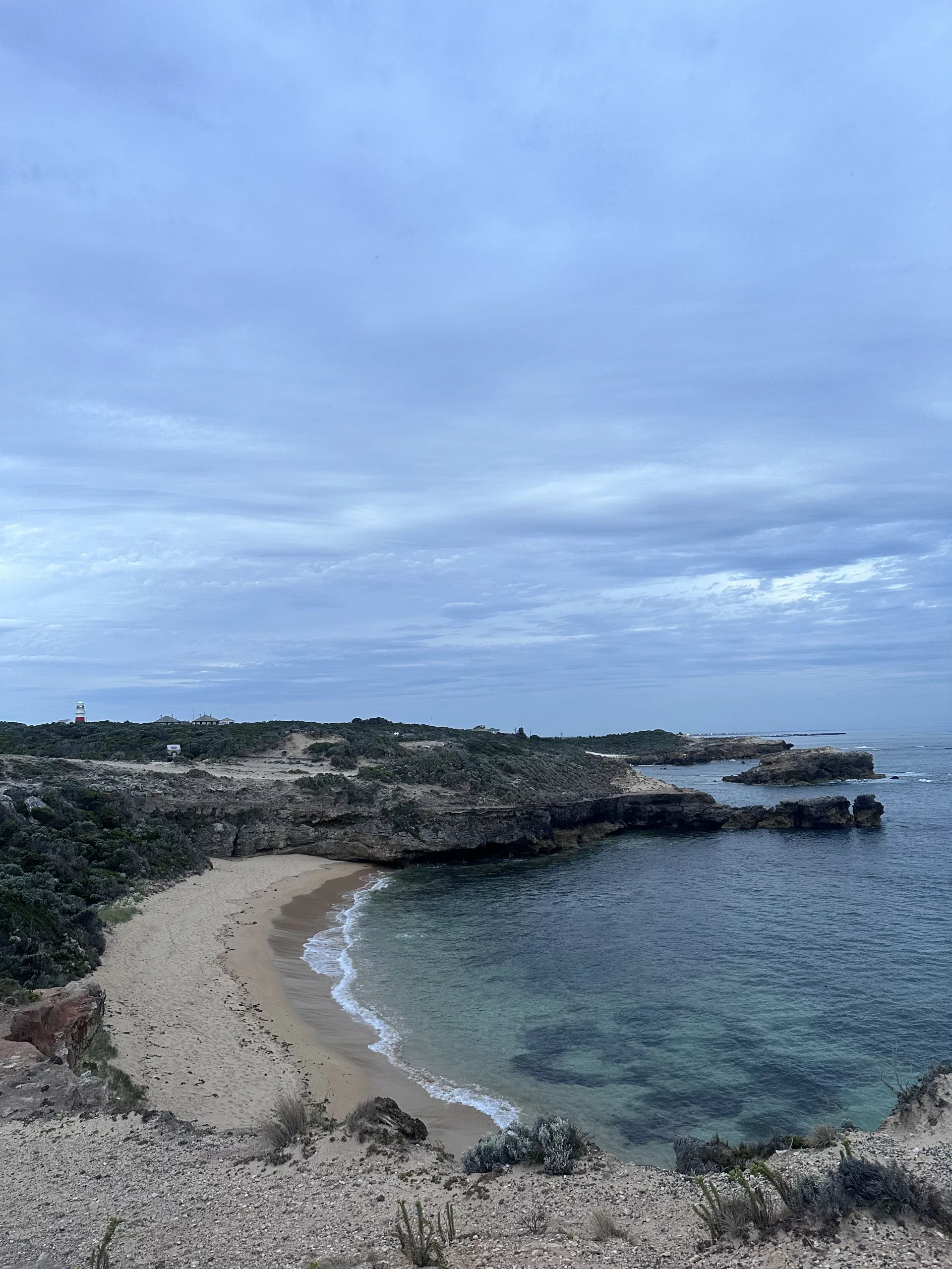 Blick über die kleine sandige Bucht zum neuen Leuchtturm